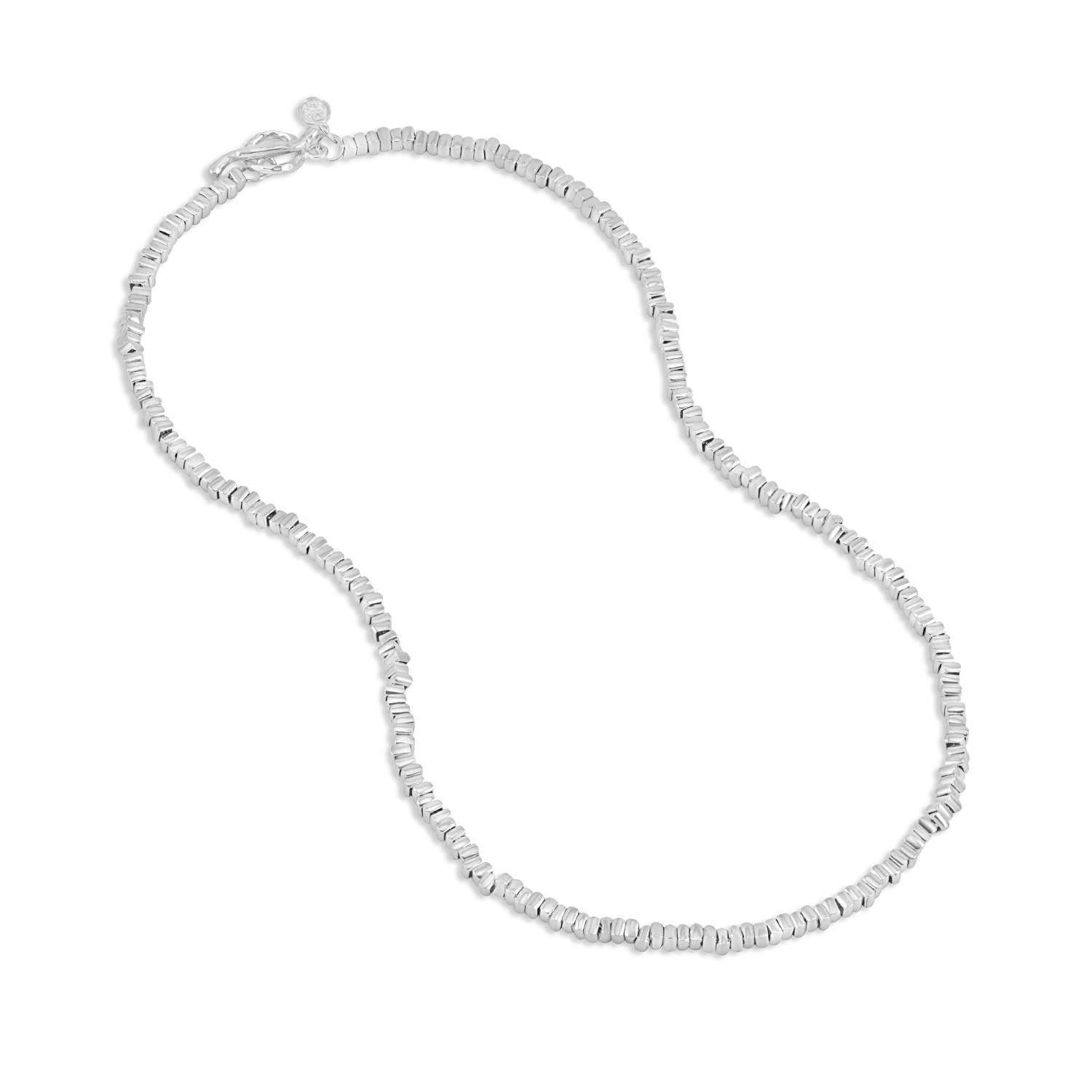 Un classico senza tempo, ideale da indossare a strati, questo modello molto amato è stato ripreso dai nostri archivi. Questa collana in argento sterling, realizzata a mano nel nostro studio di Londra, è composta da piccole perle quadrate 
