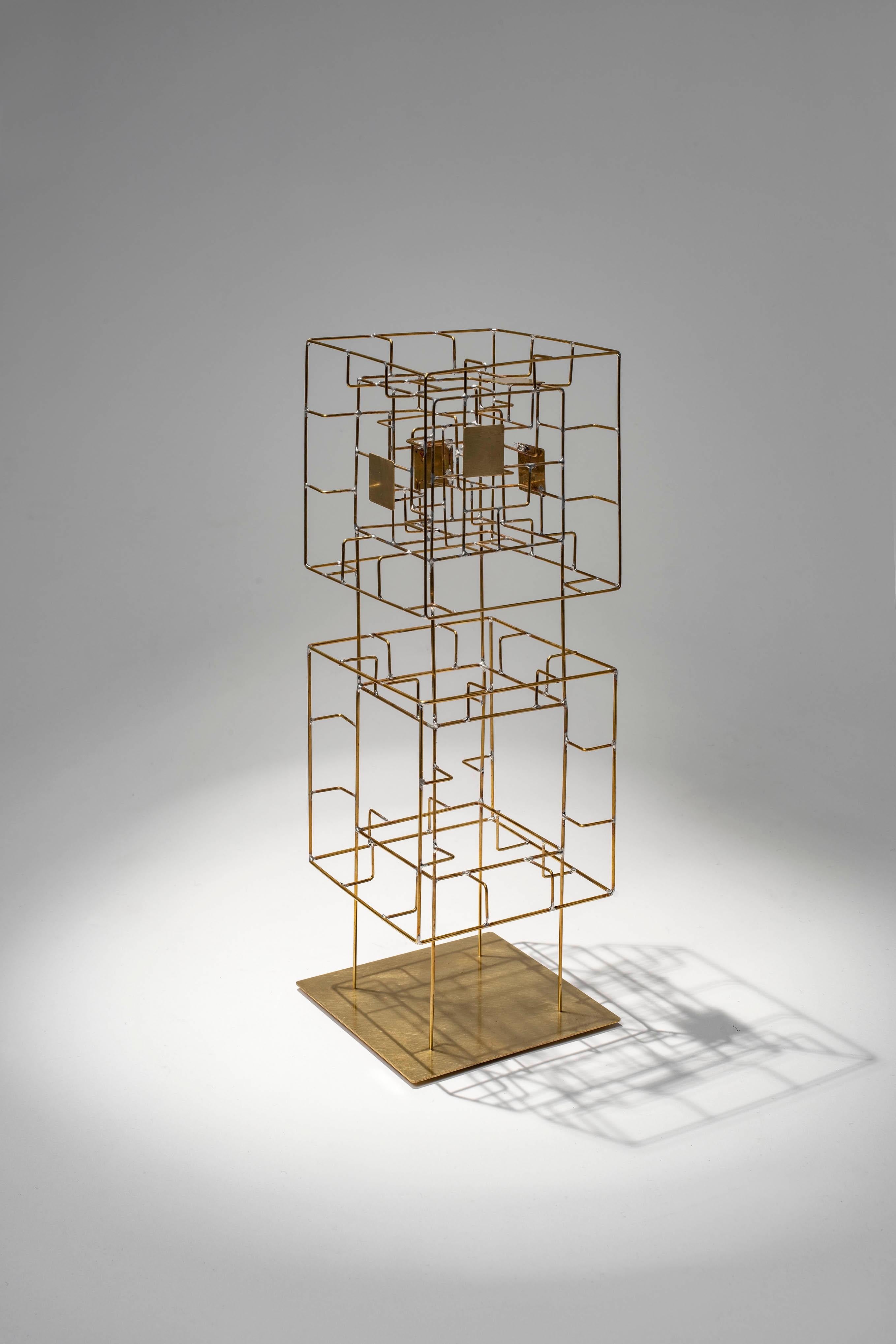 Kubkub è stato creato nel 2022 dal designer francese Eric de Dormael. Realizzato a mano in ottone, è un pezzo unico.
Éric de Dormael è un artista non convenzionale, la sua traiettoria è lontana dai sentieri battuti. Formatosi alla scuola Saint Luc