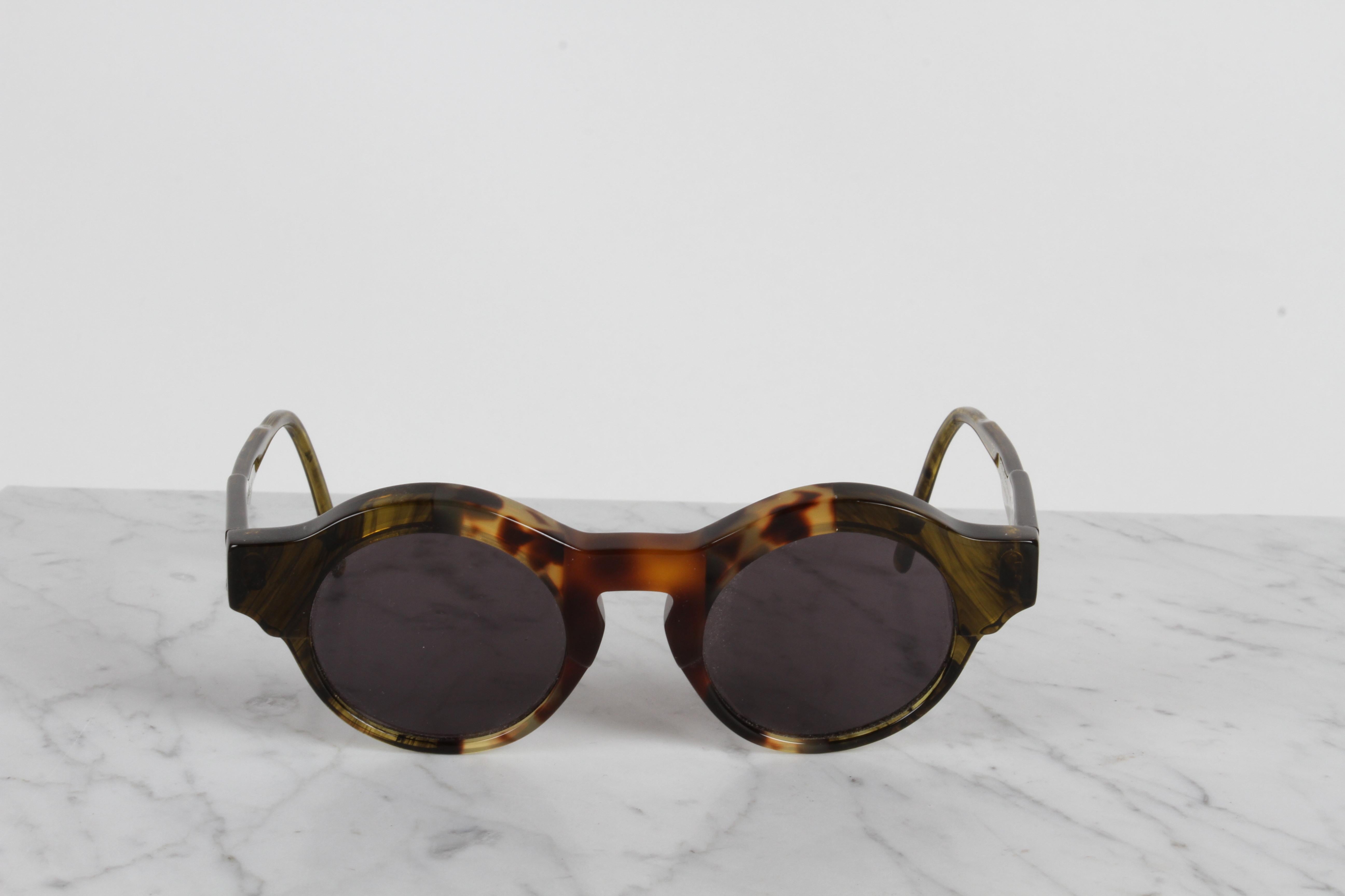 Modern Kuboraum - Maske K9 HHGS - 145mm Handmade Tortoise Frame Sunglasses Gray Lenses For Sale
