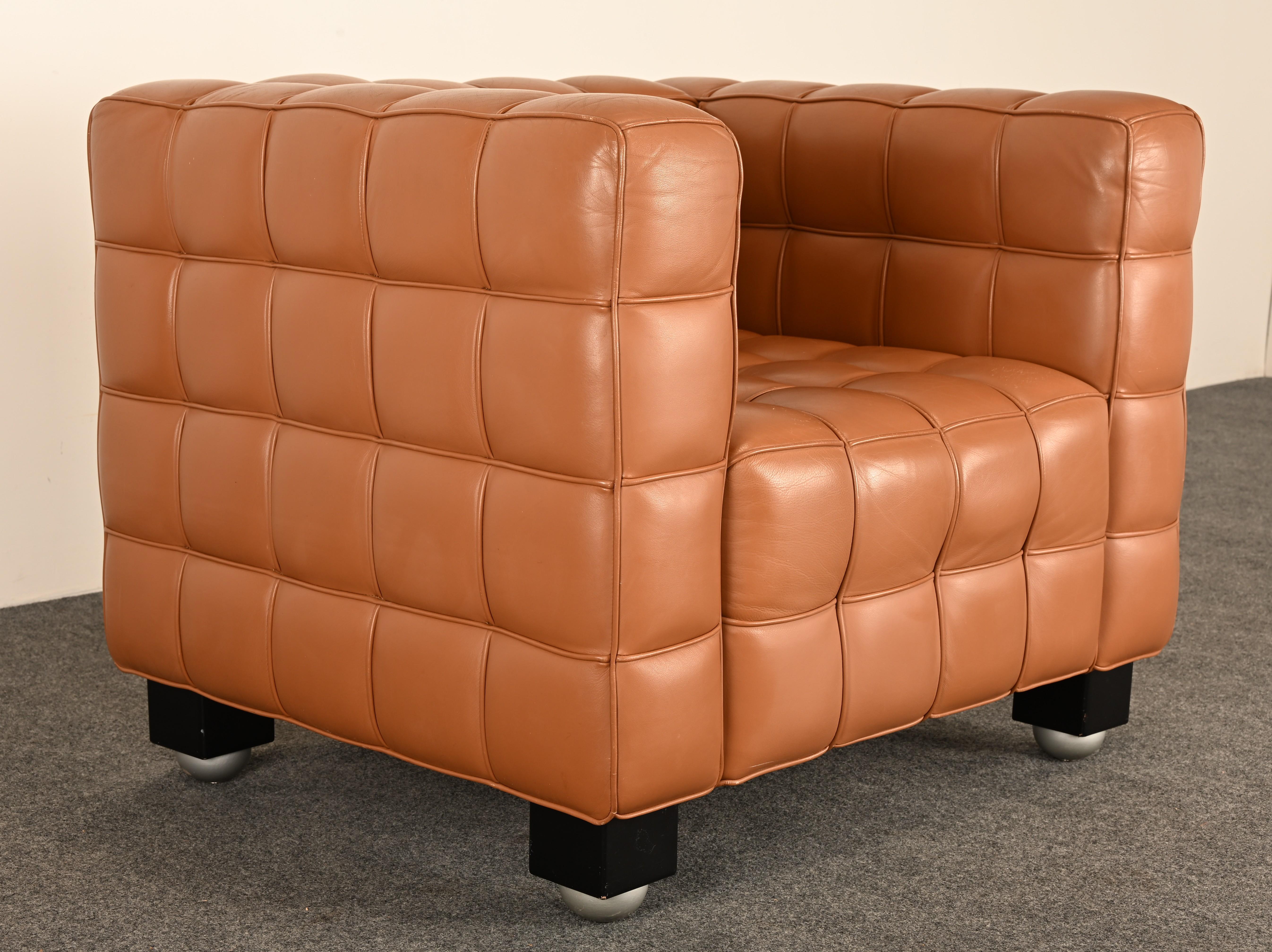 L'emblématique fauteuil club Kubus, conçu par Josef Hoffmann en 1910 et fidèlement reproduit par Wittmann Möbelwerkstätten (Autriche) sous licence exclusive. Cet exemple date de la première série de production de Wittmann, vers 1985-1995, comme le