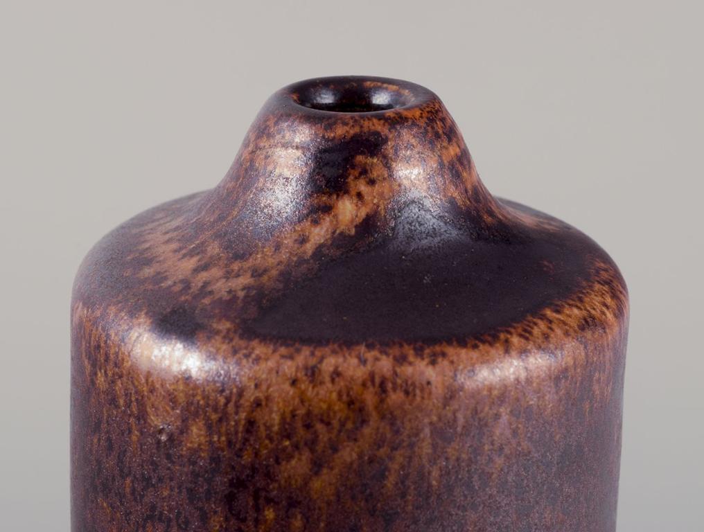 Smaltato Kuch Keramik, Germania. Vaso in ceramica.  Forma sottile con collo corto.  1980s in vendita