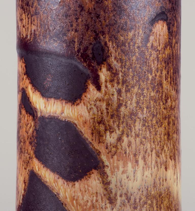 Kuch Keramik, Germania. Vaso in ceramica.  Forma sottile con collo corto.  1980s In condizioni ottime in vendita a København, Copenhagen