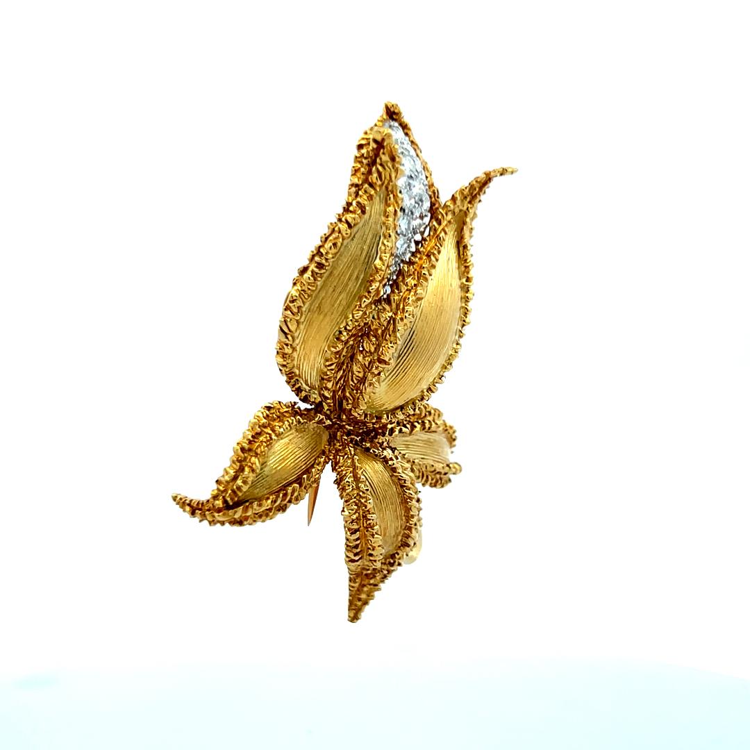 Kucninsky Broche de oro amarillo de 18 quilates con diamante brillante redondo de 0,45 quilates en venta 2