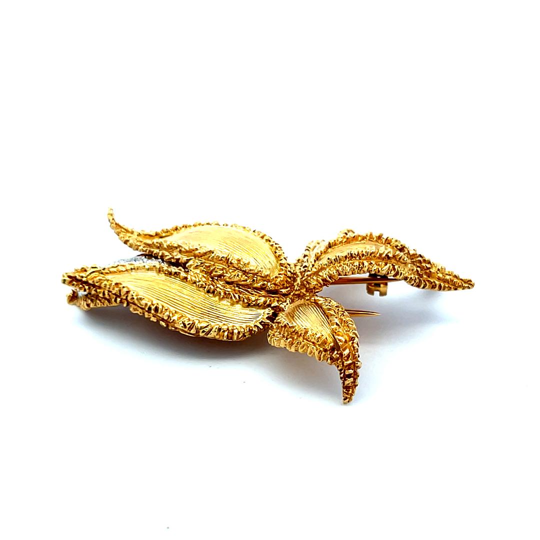 Kucninsky Broche de oro amarillo de 18 quilates con diamante brillante redondo de 0,45 quilates en venta 3