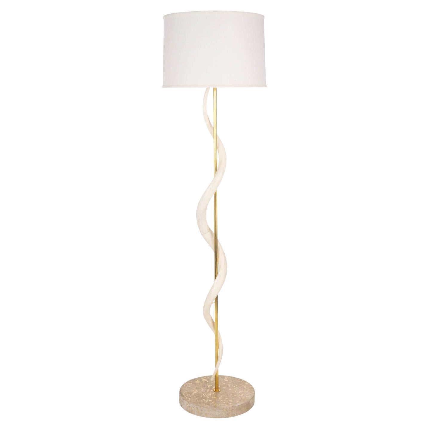 Lampe sur pied Kudu, corne intérieure torsadée unique