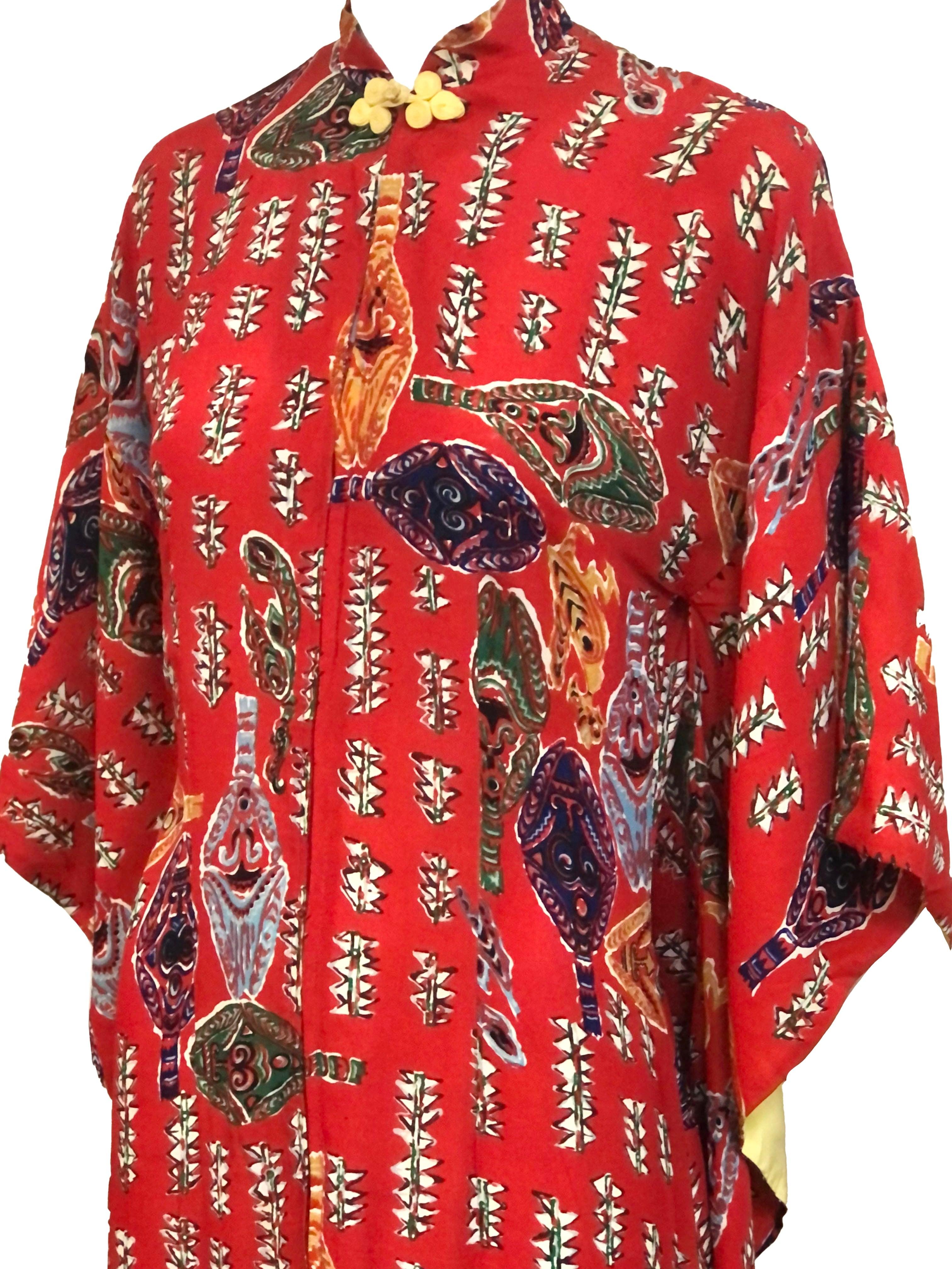Klassisches hawaiianisches Kleid in voller Länge aus leuchtend roter, kalter Viskose mit tropischem Motivdruck. Gestaltet von Kuhio Sportswear aus Honolulu, Hawaii, um 1950. Mandarinkragen mit Froschverschluss am Hals und Reißverschluss an der
