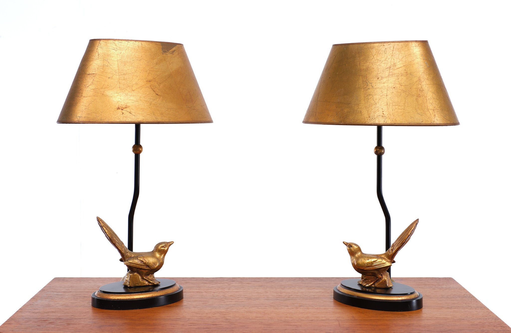 Very nice set of table lamps. Wooden base, comes with antique golden 
metal birds. With the matching golden shades. Manufactured by 
Kullmann lampen Germany. E27 large bulbs needed.