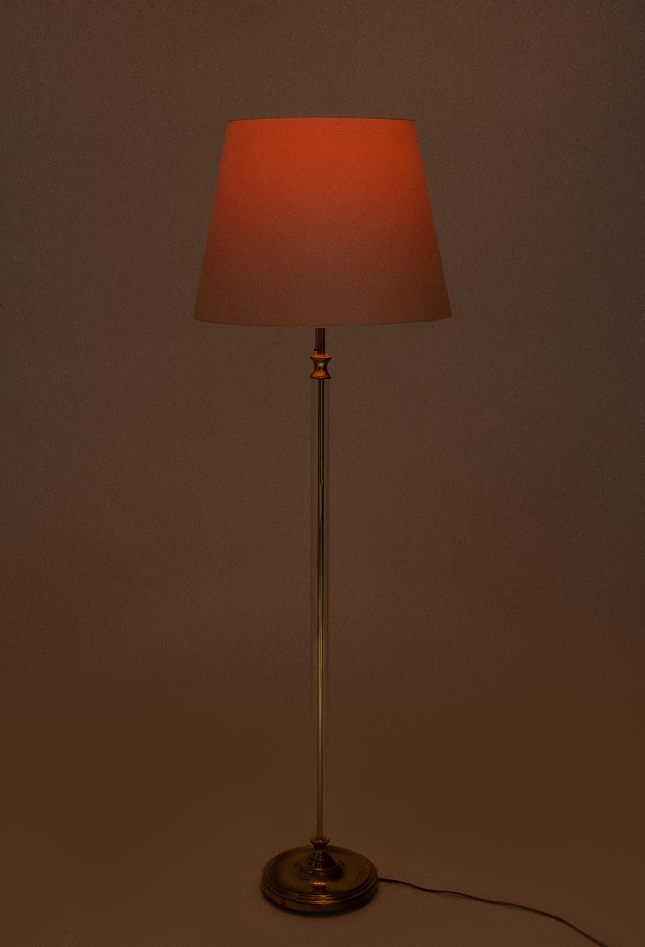 Lampadaire Kullmann. Base en laiton avec un couvercle en Lucite. Style Hollywood Regency. L'Allemagne des années 1970.
Interrupteur à bascule
Livré avec un très bel abat-jour de couleur blanc cassé. Bon état.

  