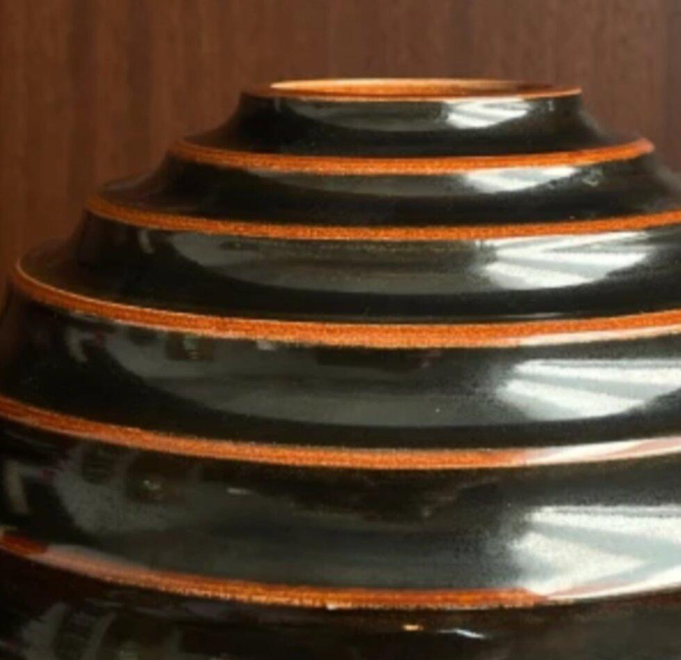 Schwarz-orangefarbene Kulvas-Vase von Ewald Dahlskog (Glasiert) im Angebot