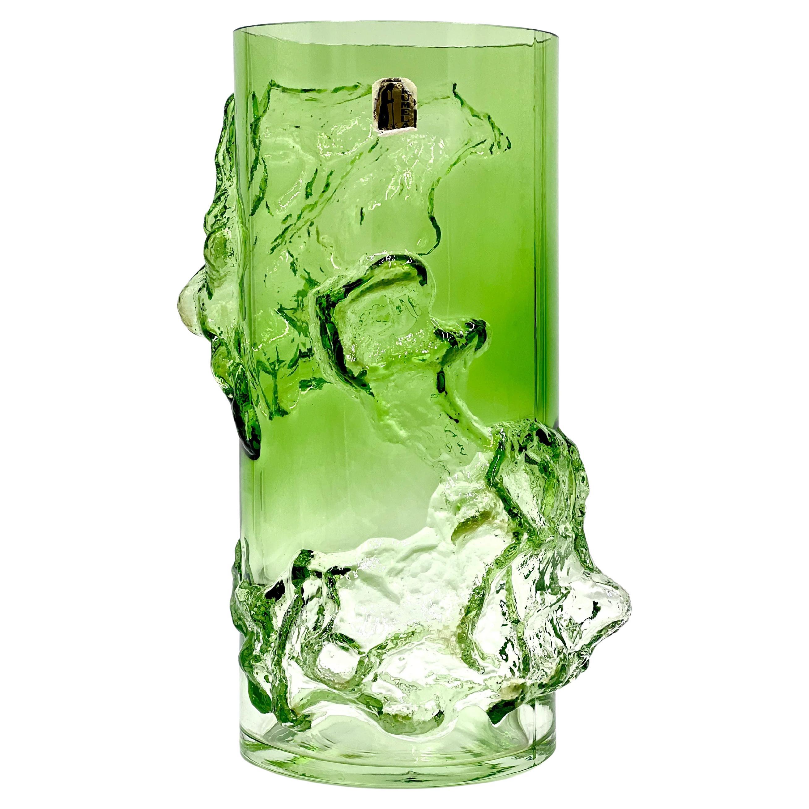Jarrón "Petäjä" de 9,5" de Kumela Glass (Finlandia), en verde  Diseñado por Kaj Blomqvist