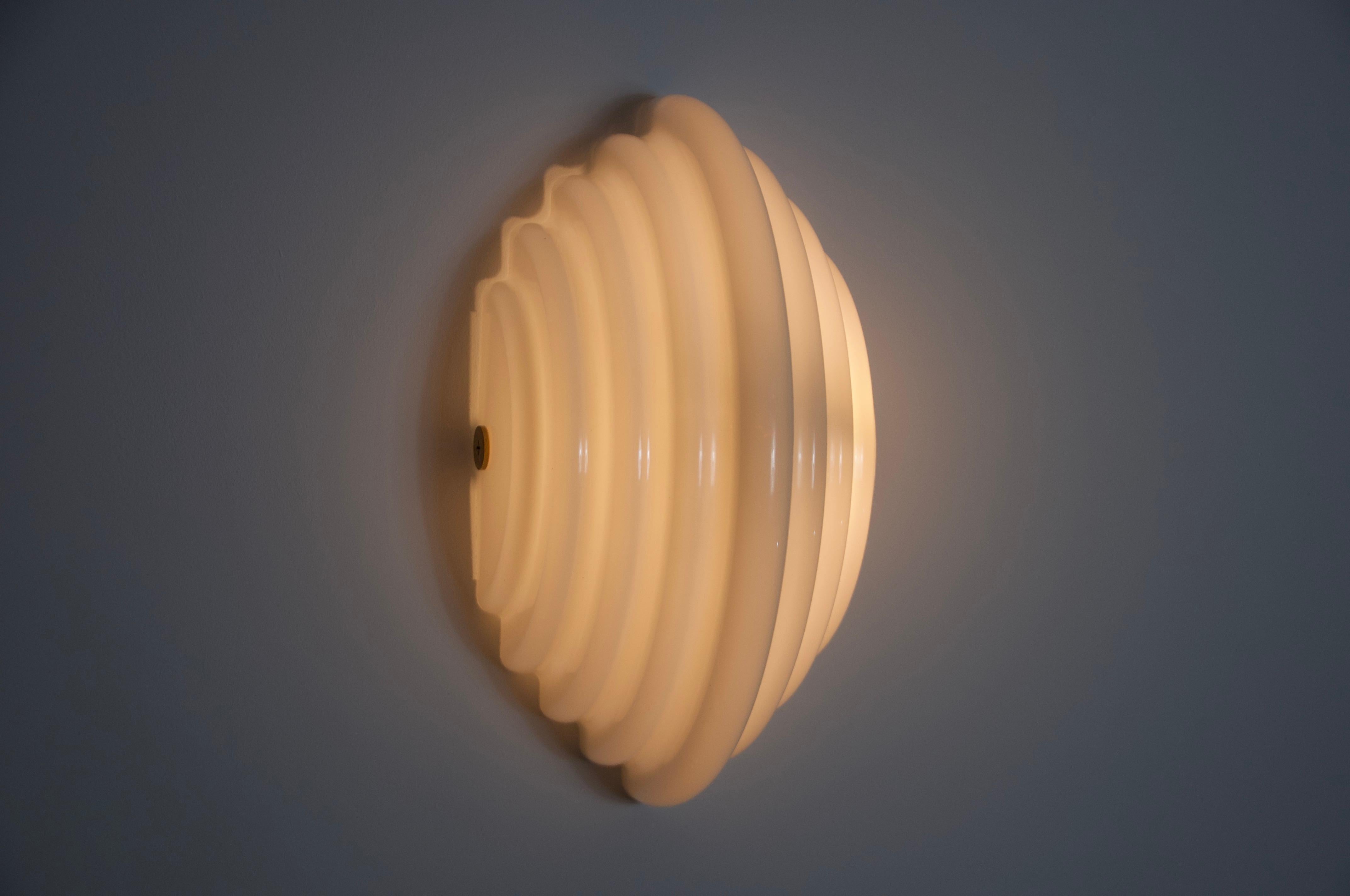 Wandleuchte „Kumo 2“ von Kazuhide Takahama für Sirrah, 1980er Jahre, Italien (Kunststoff) im Angebot