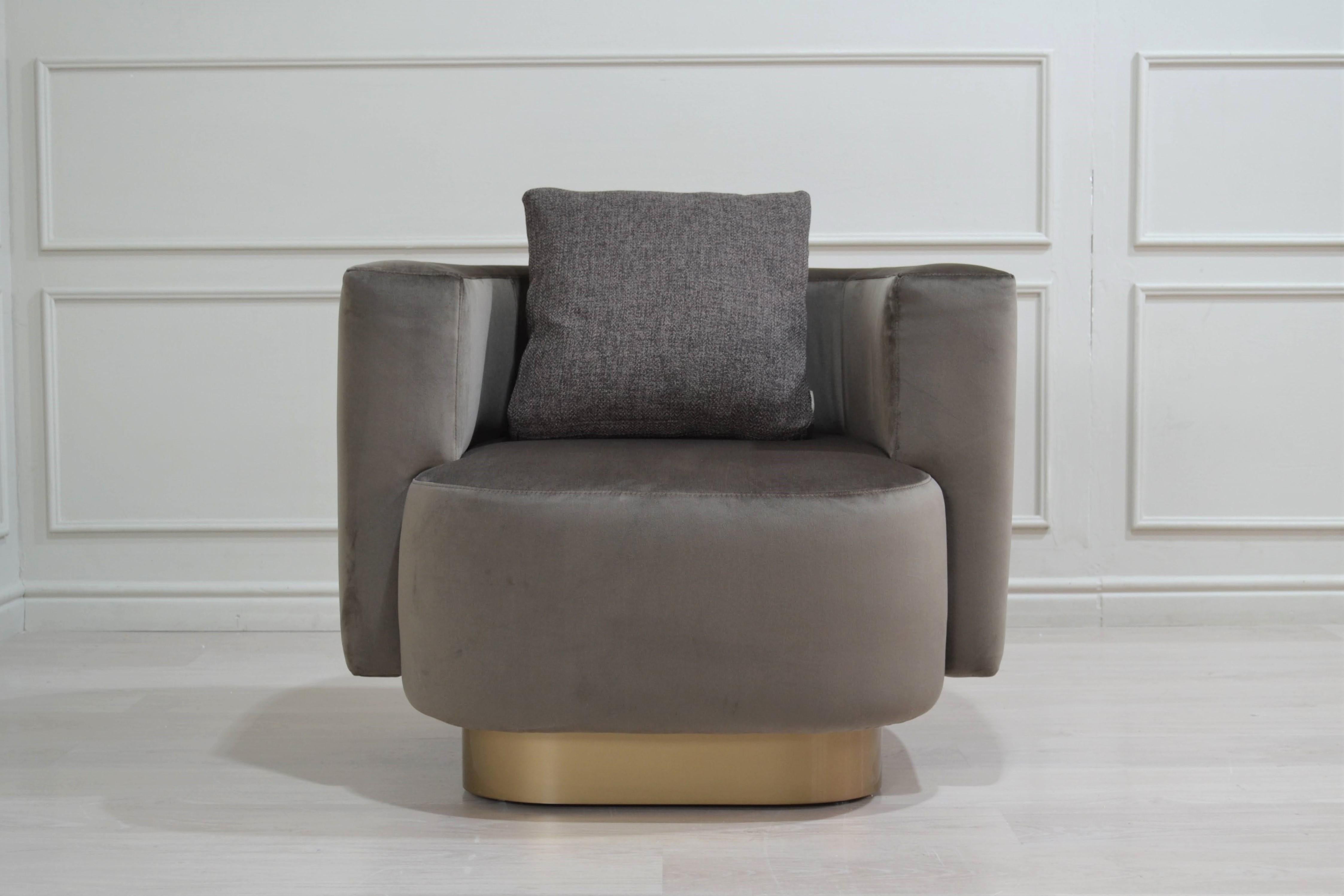 Inspired by the Hollywood Golden Era we designed this round armchair. Regardless of Mid-Century Modern style, this piece expresses comfort and a deluxe taste through its design. Dressed up in smooth velvet, supported by a lacquered bronze base, this