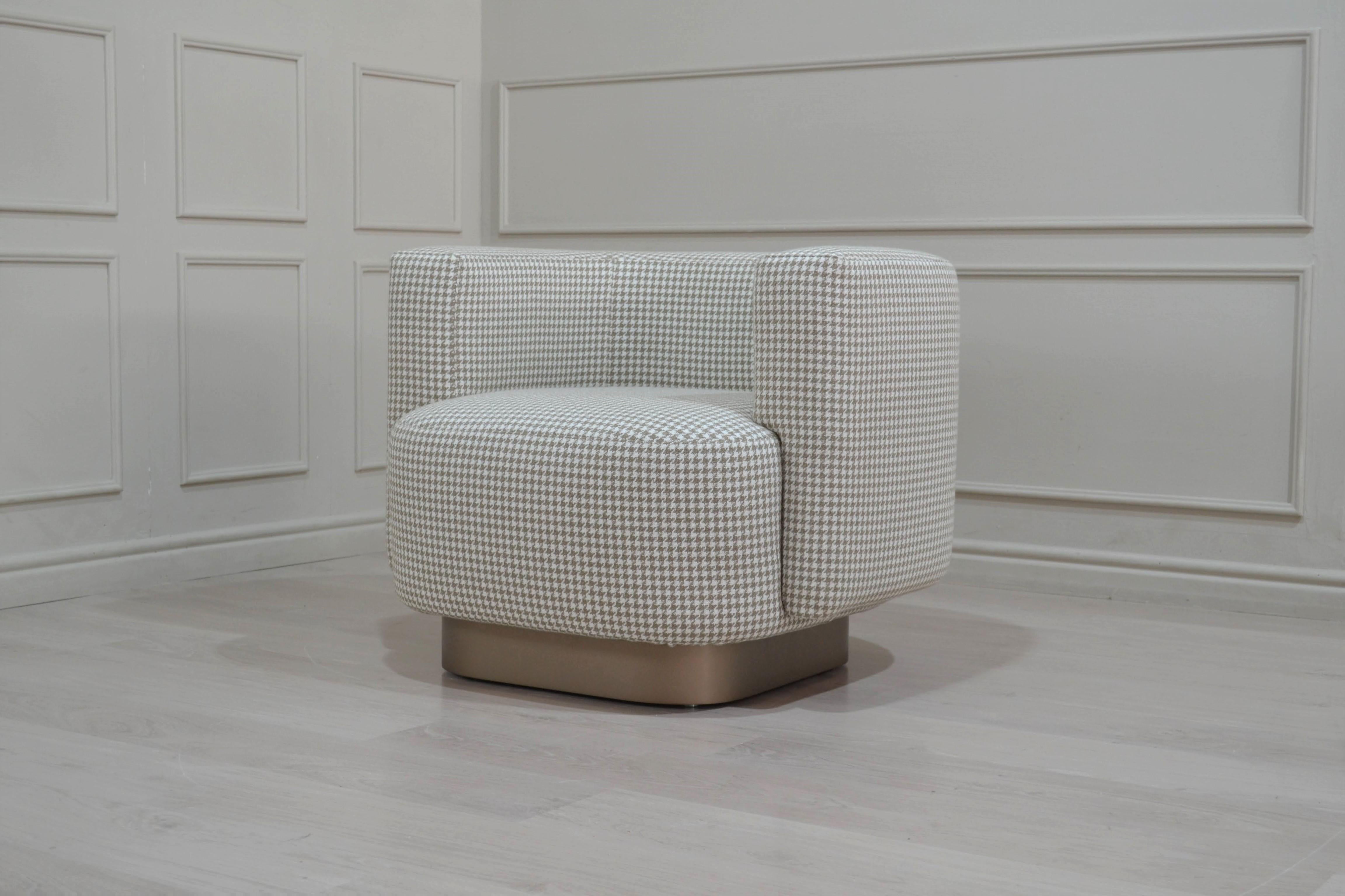Italian Contemporary Lounge Upholstered Armchair in Gingham Pattern Fabric  In New Condition For Sale In San Pietro di Morubio, Verona