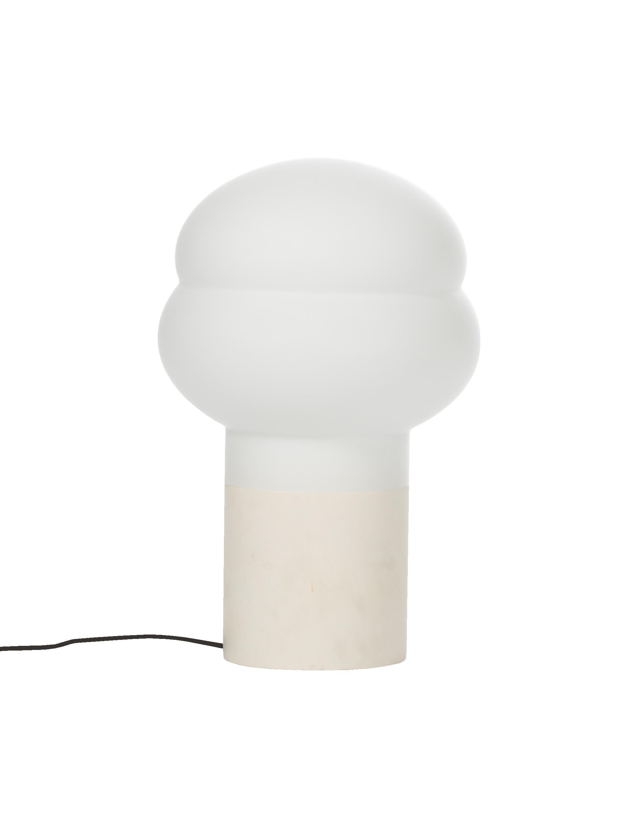 Kumo high white acetato white Stehleuchte von Pulpo.
Abmessungen: T35 x H54 cm
MATERIAL: mundgeblasenes Glas und Kalkstein

Auch in verschiedenen Ausführungen erhältlich: rauchgrau acetato taupe, weiß acetato weiß. Bitte kontaktieren Sie