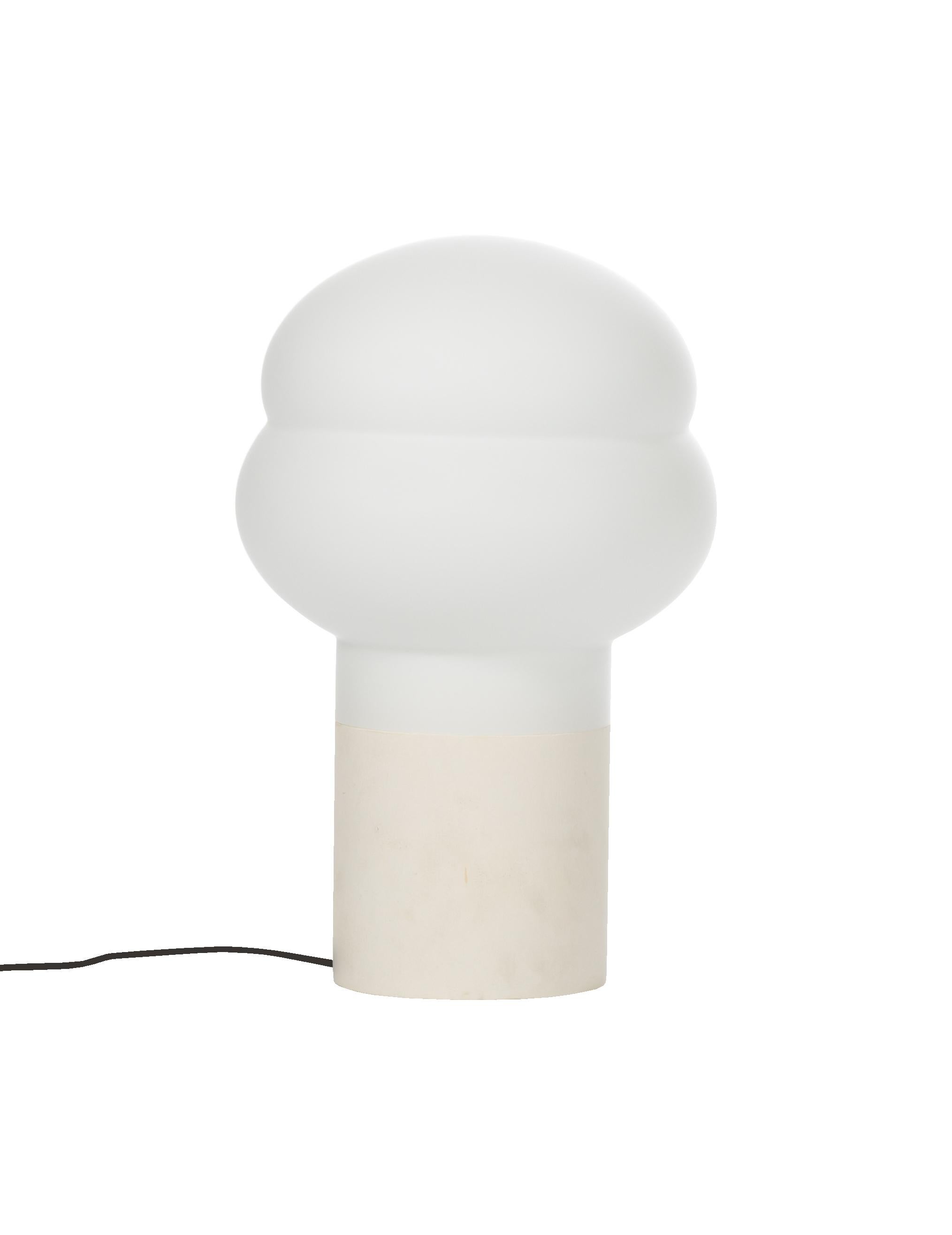 Kumo high white acetato white floor lamp by Pulpo.
Dimensions : D35 x H54 cm
MATERIAL : verre soufflé à la bouche et pierre calcaire

Également disponible dans différentes finitions : gris fumé acétate taupe, blanc acétate blanc. Veuillez nous