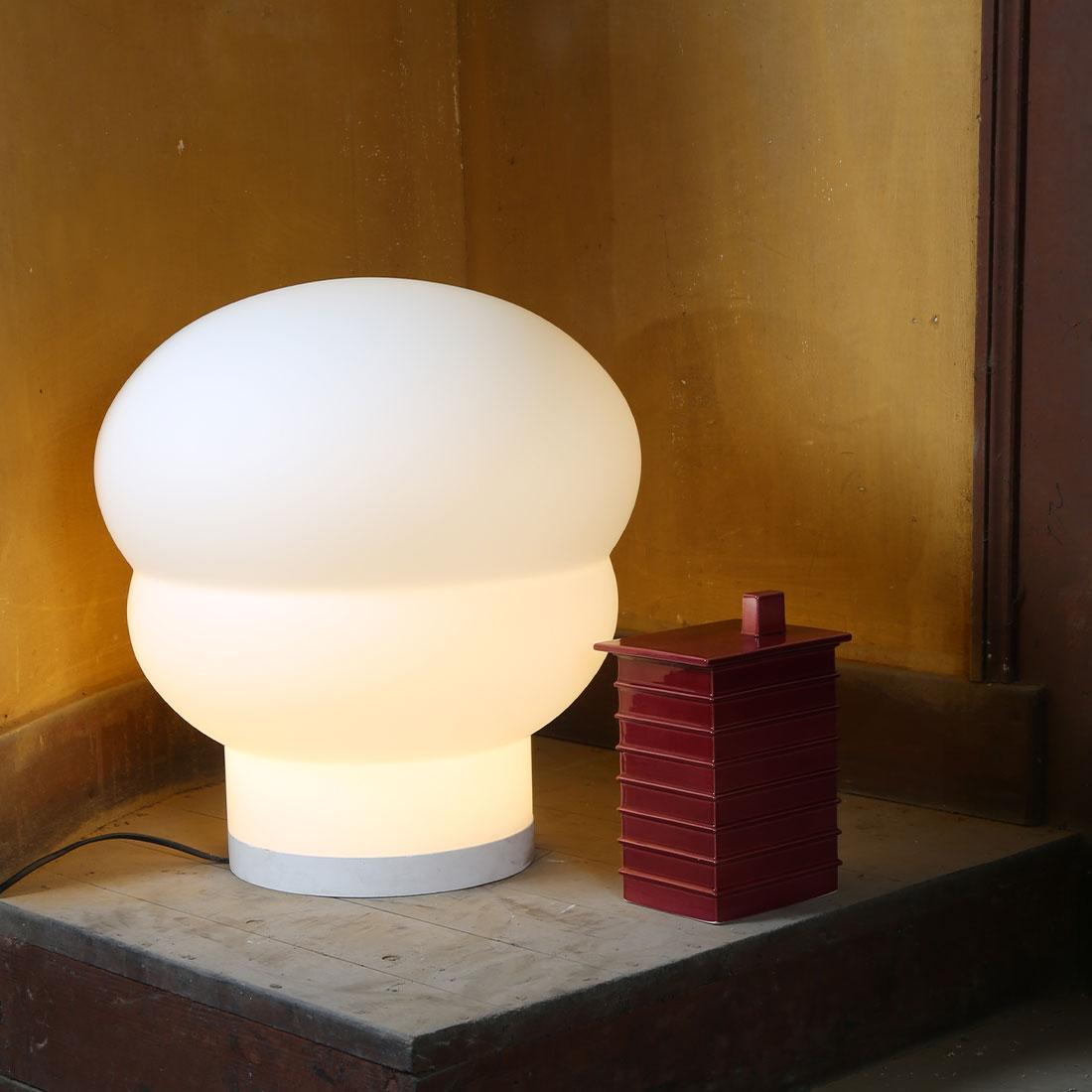 No-made, the Dutch design team of Cleo Maxime and Linde Freya enjoy combining materials with cultural dialogue. Kumo, their series of table and floor lighting is modelled in the style of arbitrary cloudscapes, and the surface resembles Japanese