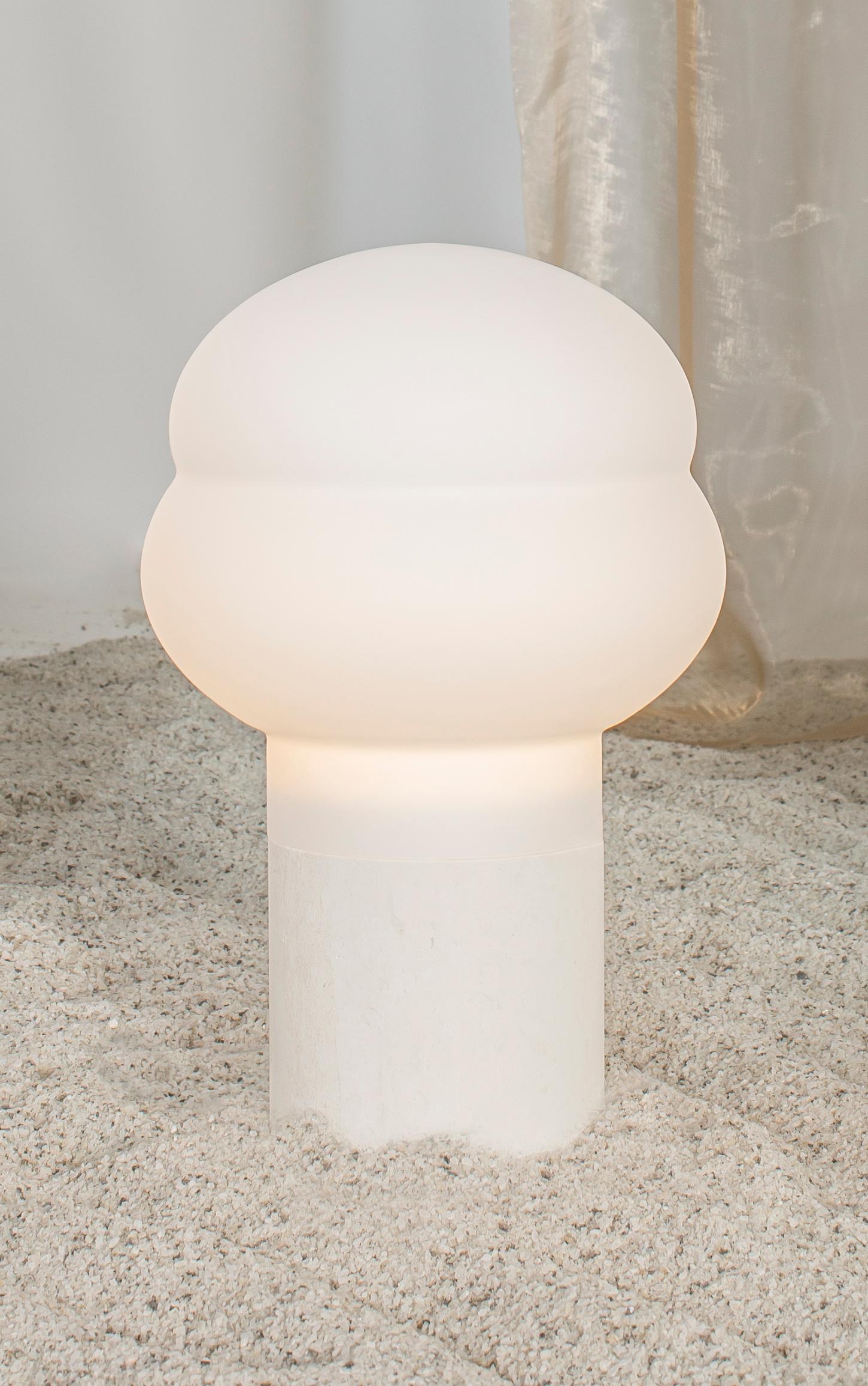 Textile Petite lampe de bureau Kumo gris fumé et taupe cerise par Pulpo en vente