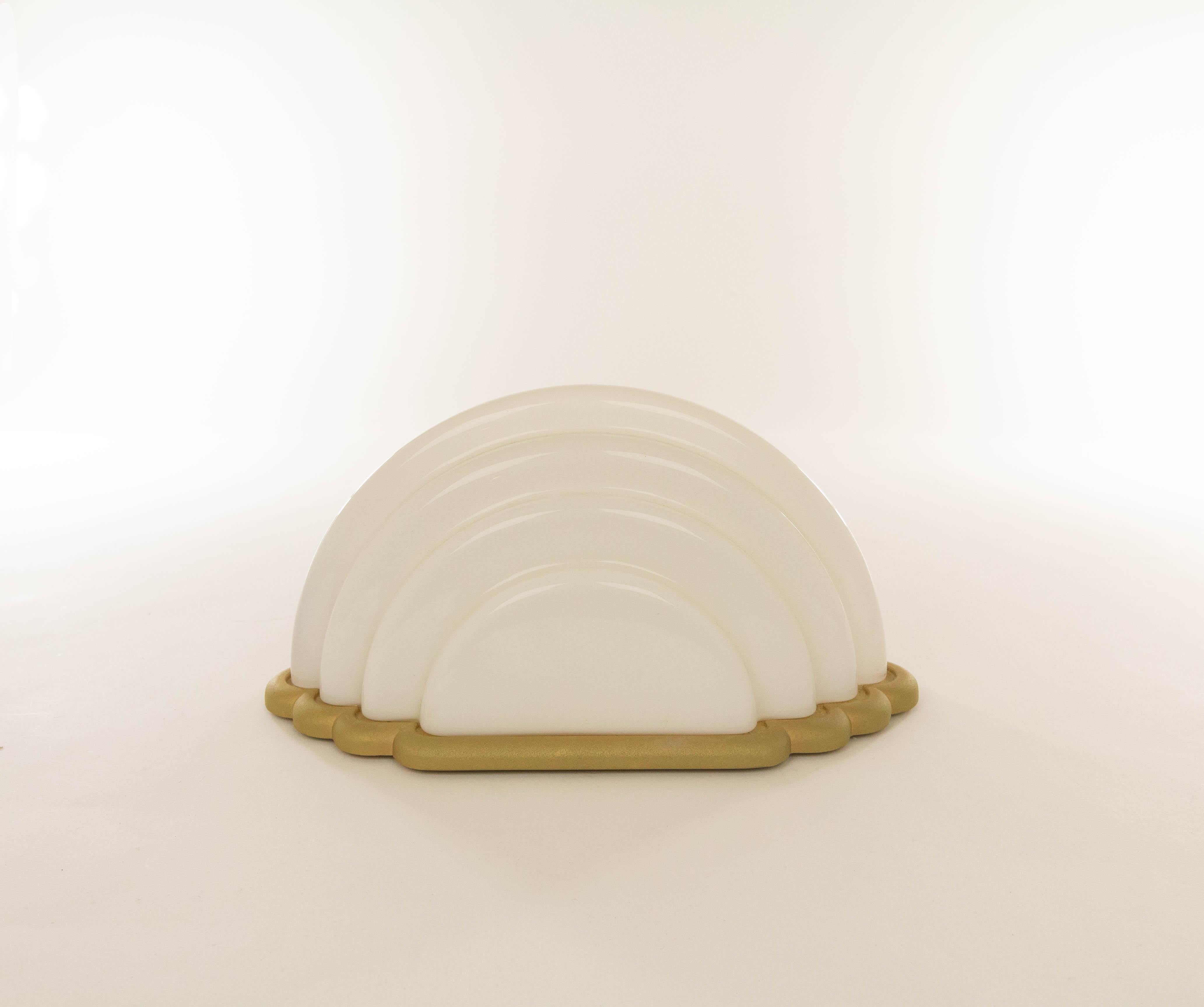Lampe de table Kumo conçue par Kazuhide Takahama et produite par Sirrah en 1985.

Le modèle se compose d'un abat-jour en verre opalin et d'une base en métal de couleur or rare.

Littérature : Domus n° 657, article 'Rassegna Speciale Euroluce',