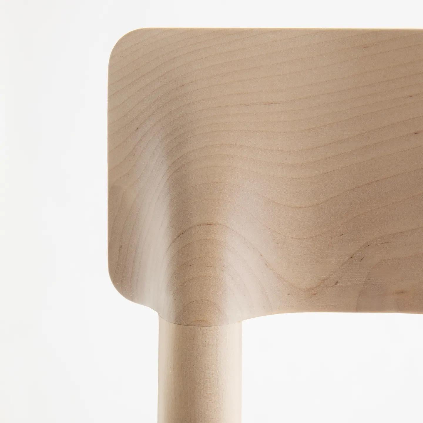 Diseñado por Pekka Koivikko, Kumu aporta una agradable mezcla de versatilidad y personalización, con la ventaja añadida de ser apilable y pintable para proyectos. Su diseño se centra en la comodidad y la durabilidad, por lo que es ideal para