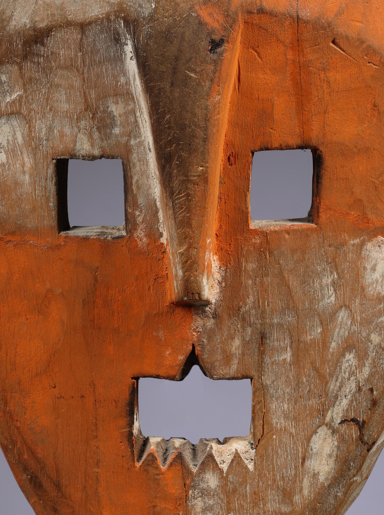 Kumu Wood Maske Orange/Verblichen Weiß Quadrant oder Maniema Region DRC Kongo Afrika im Angebot 2