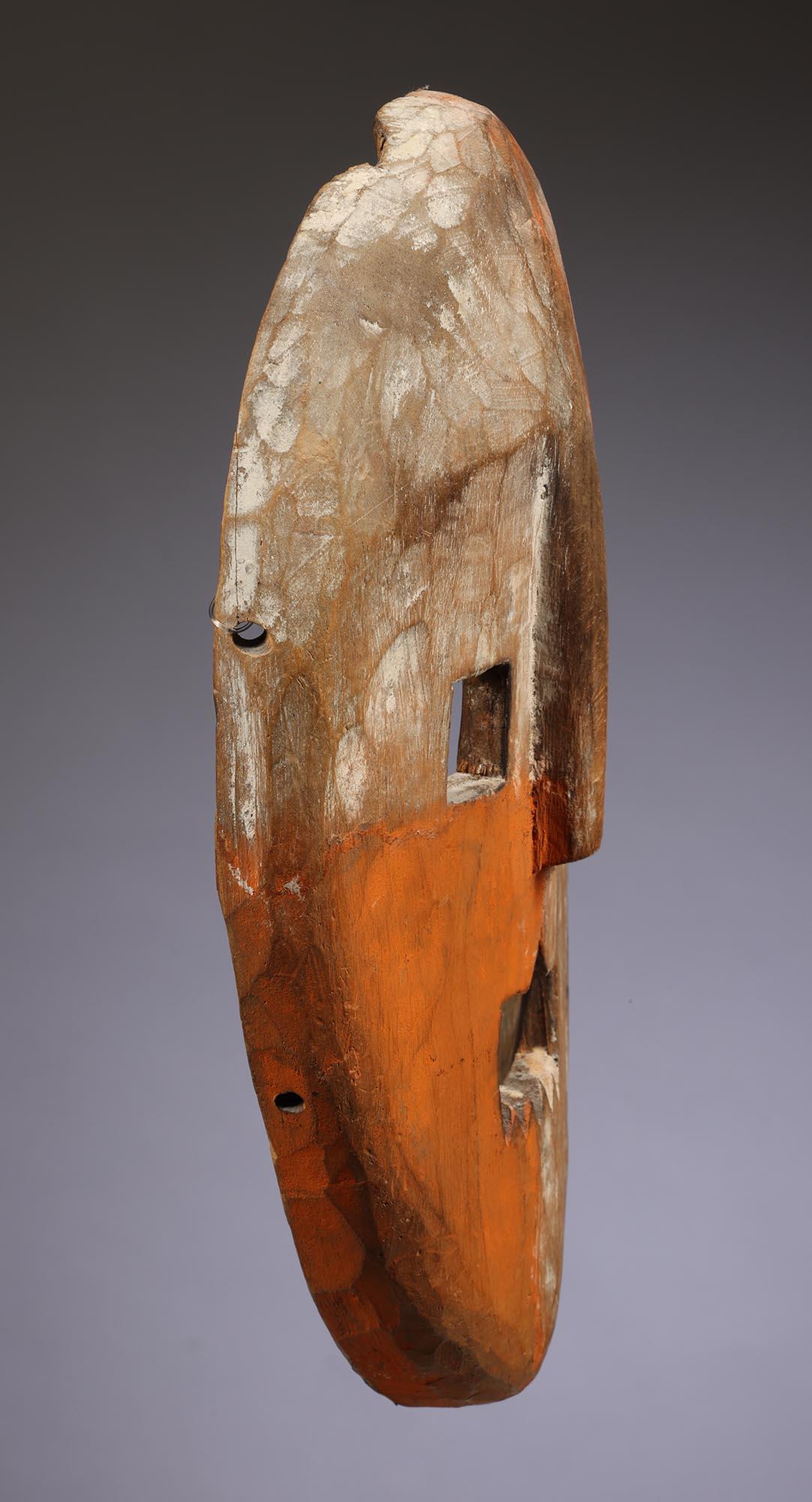 Tribale Maschera in legno Kumu arancione/bianco sbiadito Quadrante o regione Maniema RDC Congo Africa in vendita