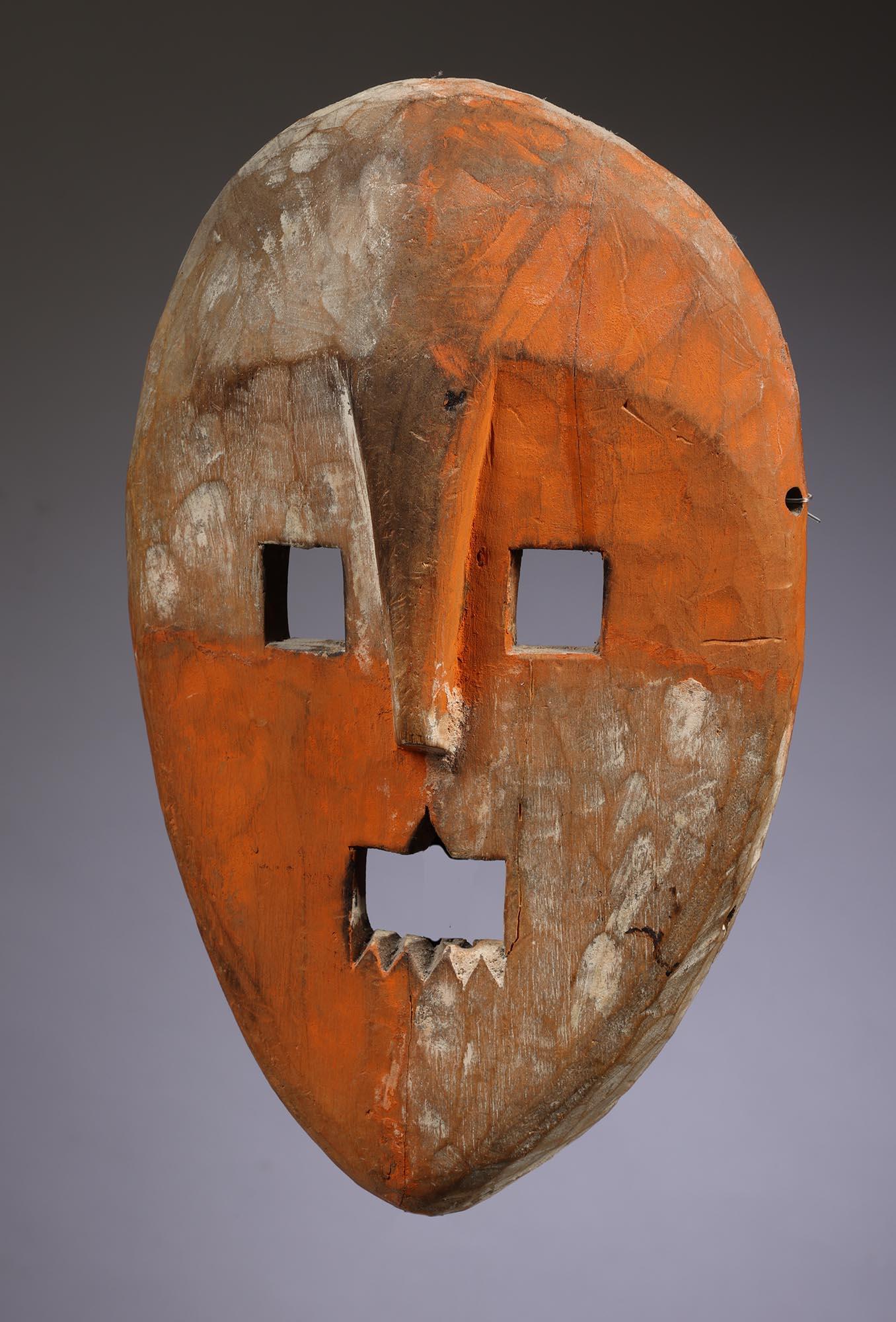 Gabonese Maschera in legno Kumu arancione/bianco sbiadito Quadrante o regione Maniema RDC Congo Africa in vendita