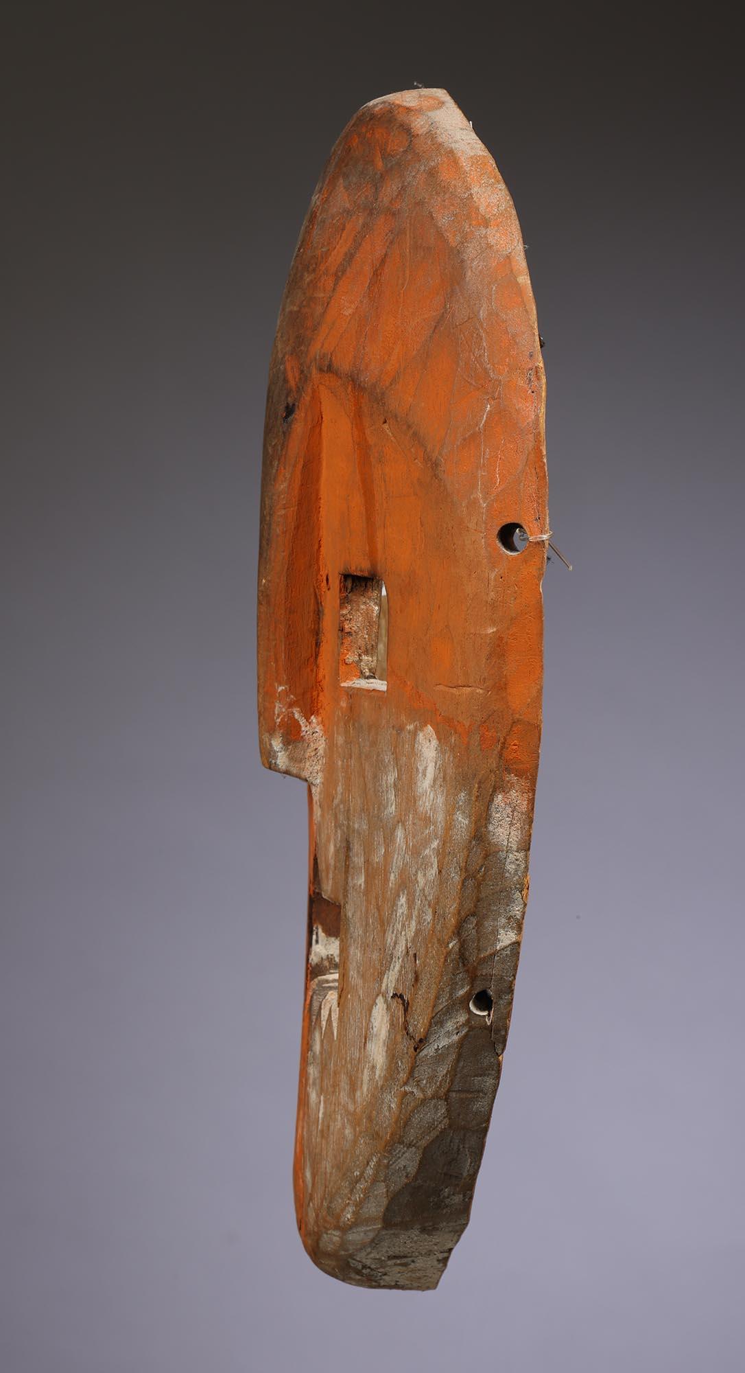 Intagliato a mano Maschera in legno Kumu arancione/bianco sbiadito Quadrante o regione Maniema RDC Congo Africa in vendita