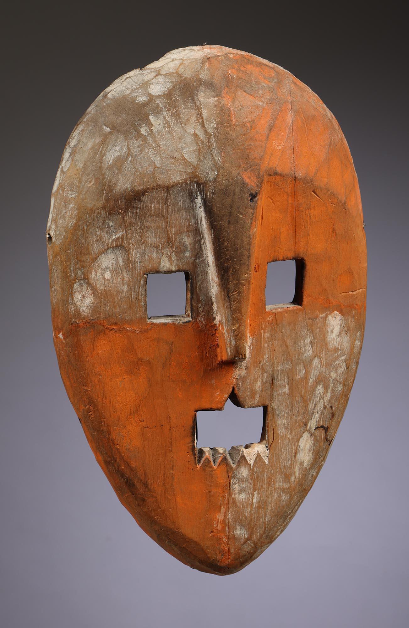 Maschera in legno Kumu arancione/bianco sbiadito Quadrante o regione Maniema RDC Congo Africa In condizioni discrete in vendita a Point Richmond, CA