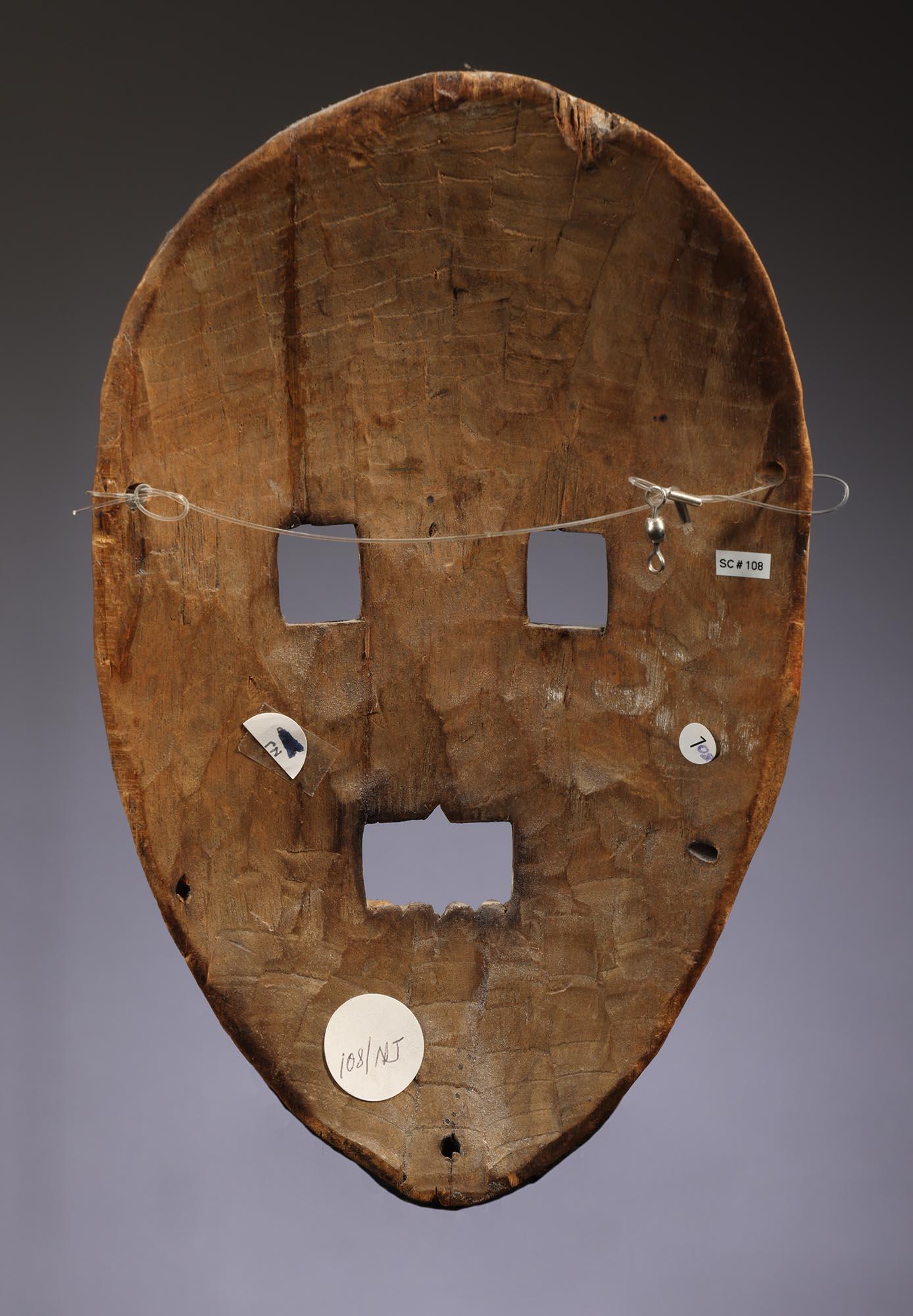 XX secolo Maschera in legno Kumu arancione/bianco sbiadito Quadrante o regione Maniema RDC Congo Africa in vendita