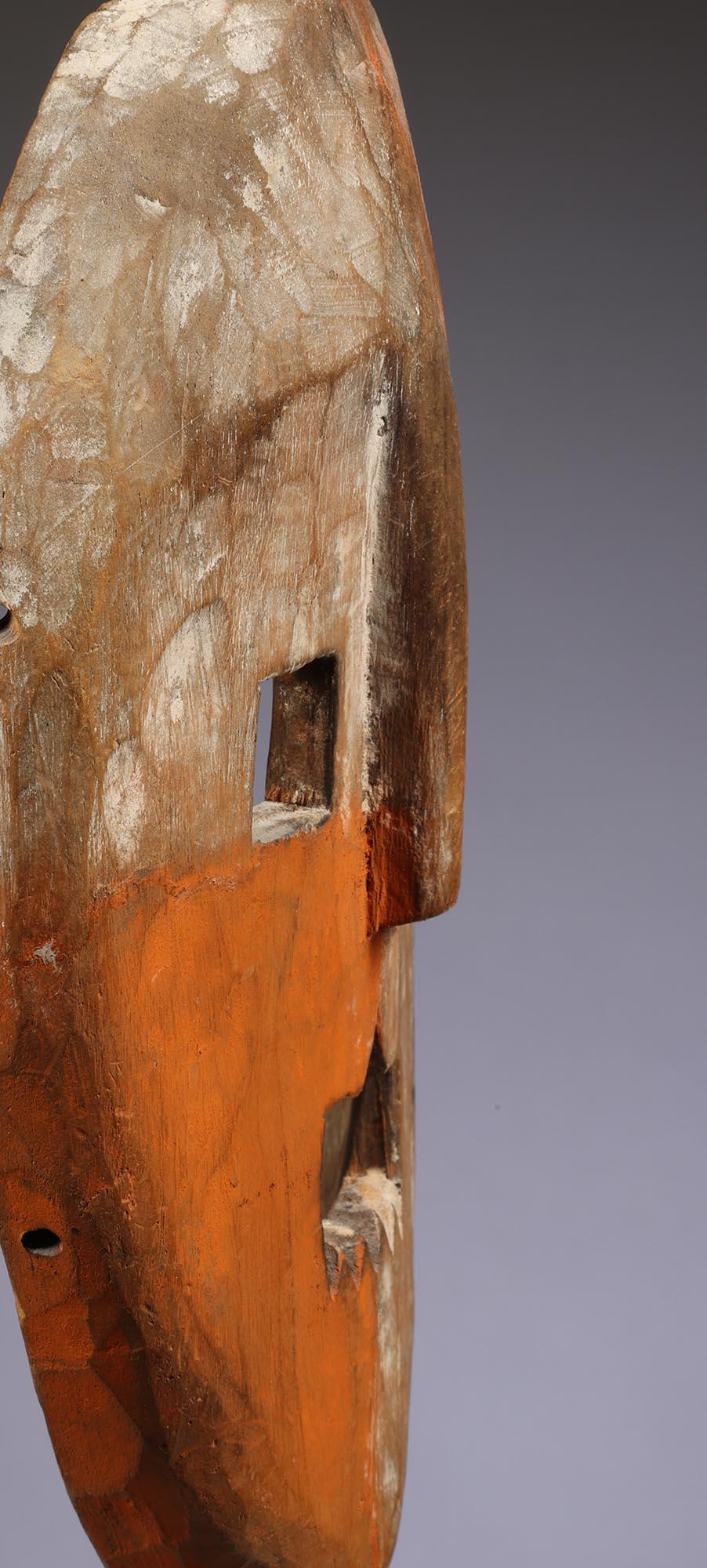 Kumu Wood Maske Orange/Verblichen Weiß Quadrant oder Maniema Region DRC Kongo Afrika (Holz) im Angebot