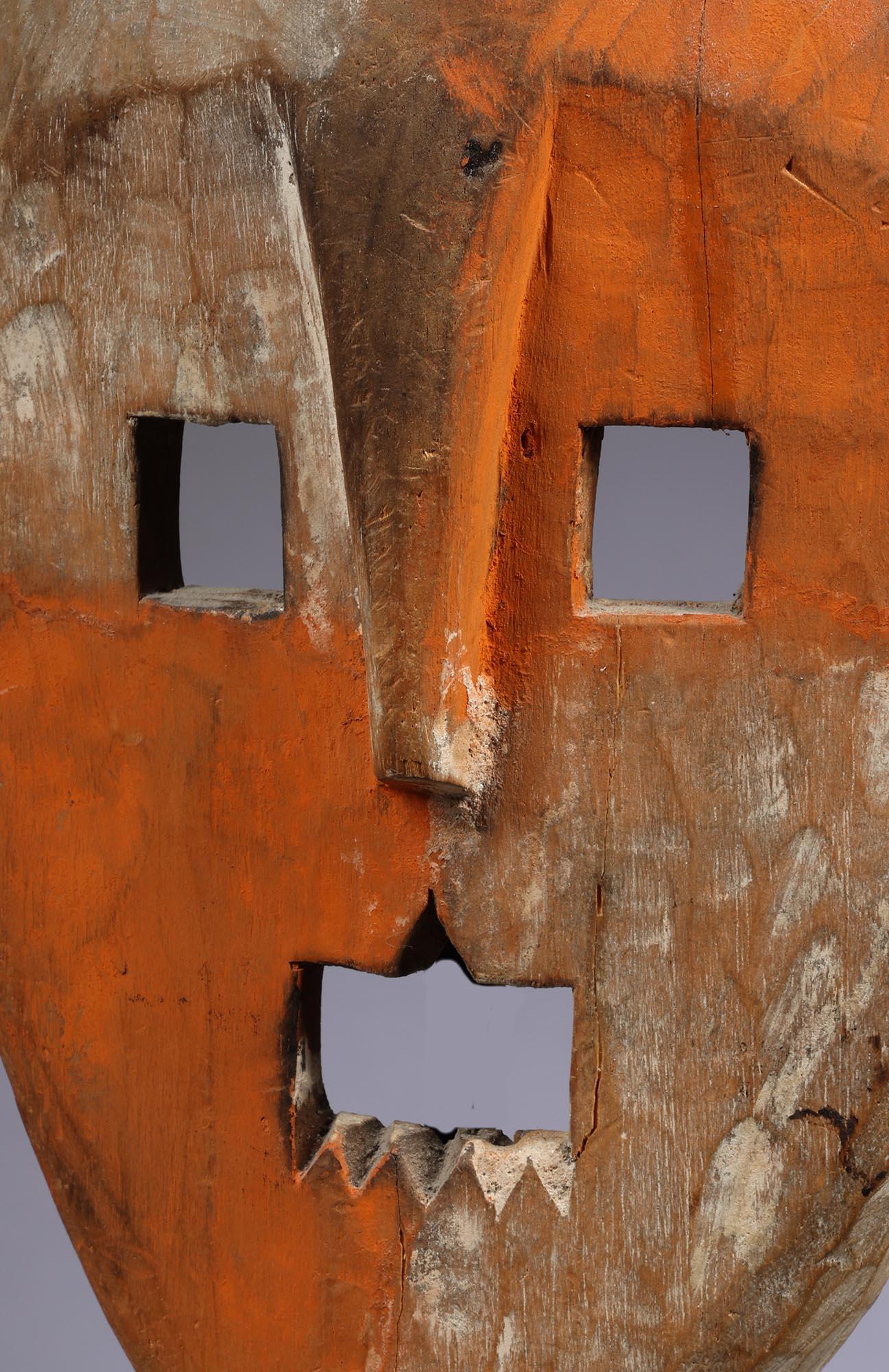 Kumu Wood Maske Orange/Verblichen Weiß Quadrant oder Maniema Region DRC Kongo Afrika im Angebot 1