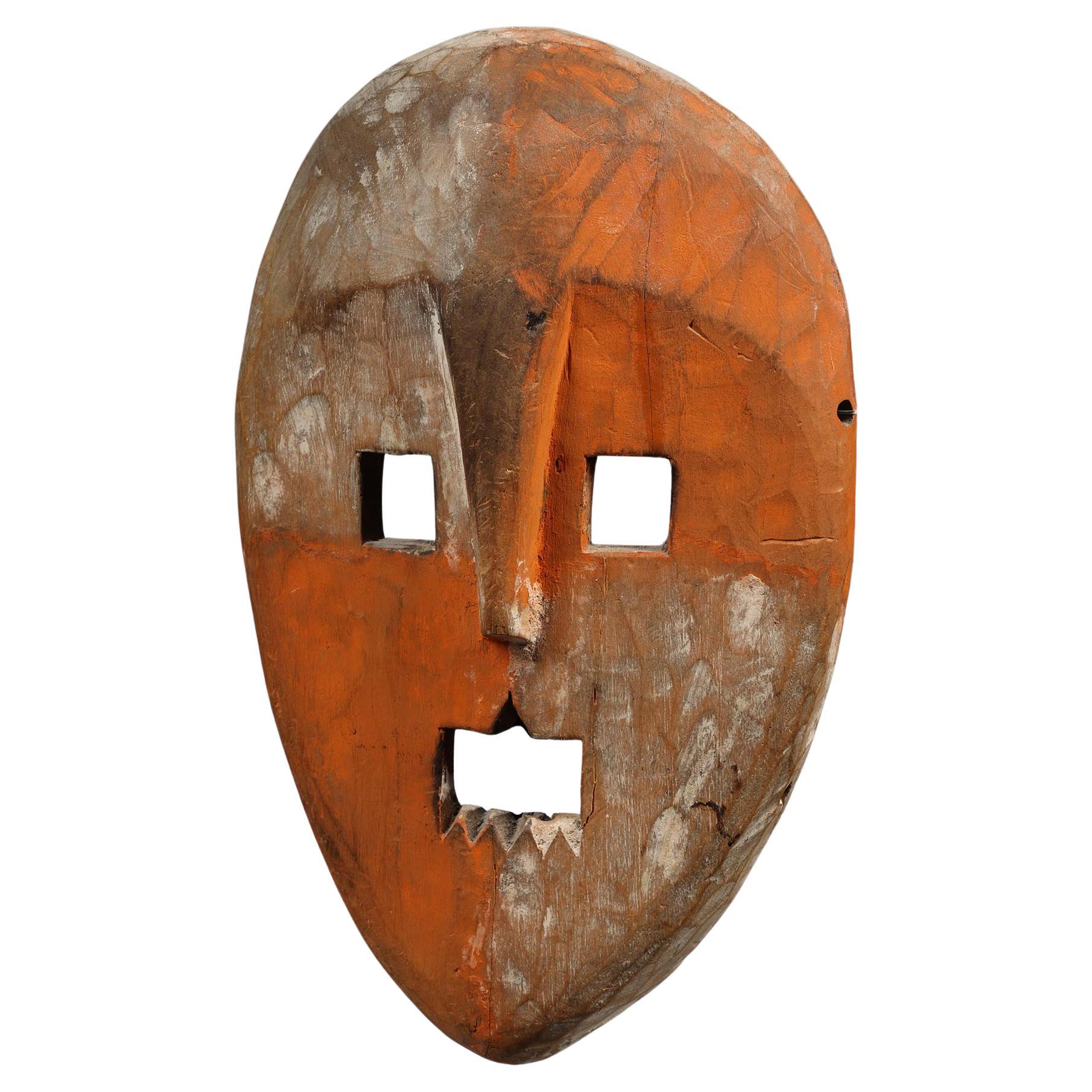 Maschera in legno Kumu arancione/bianco sbiadito Quadrante o regione Maniema RDC Congo Africa in vendita