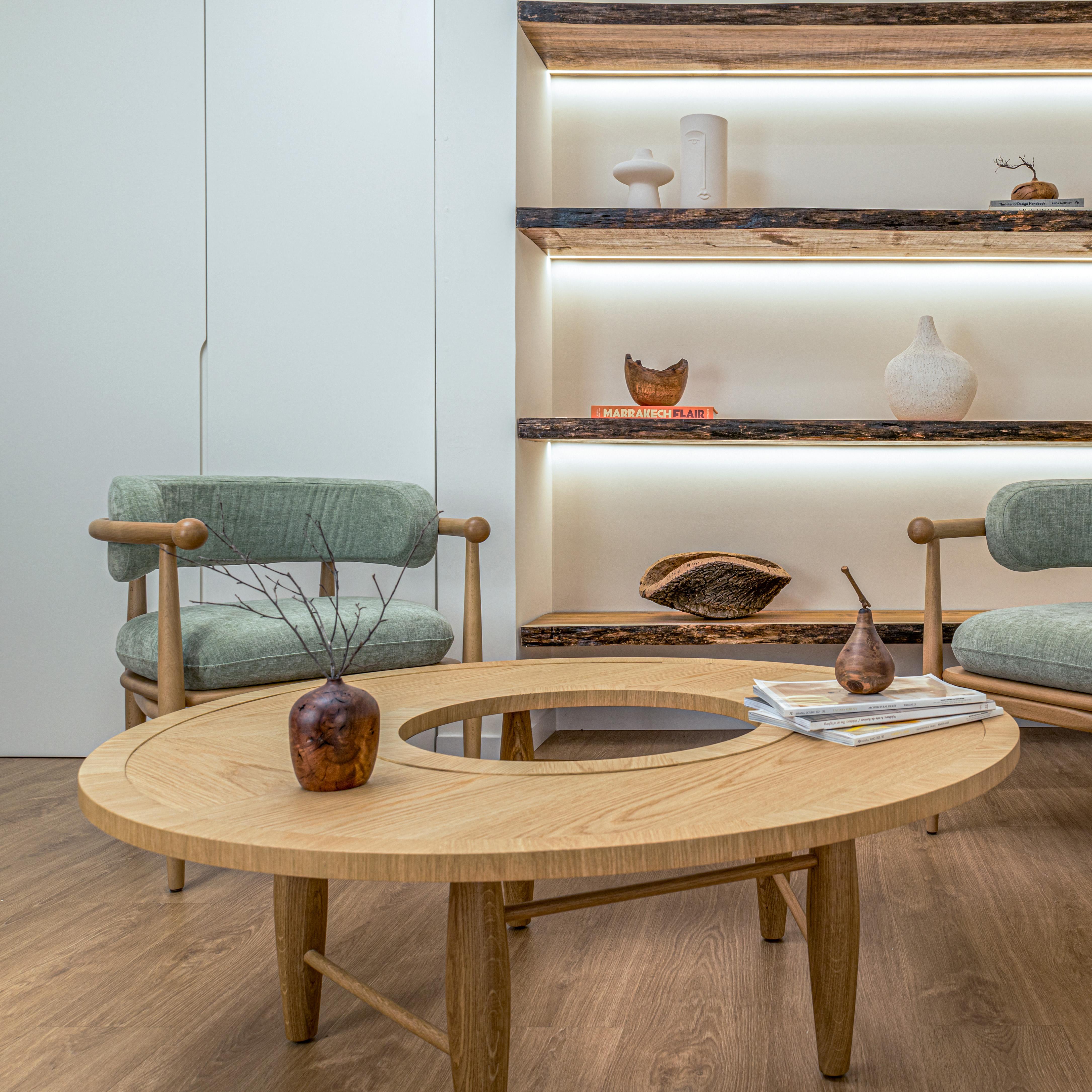 Kun Center Table - Round Oak Coffee Table with Nature-Inspired Curved Design For Sale 1