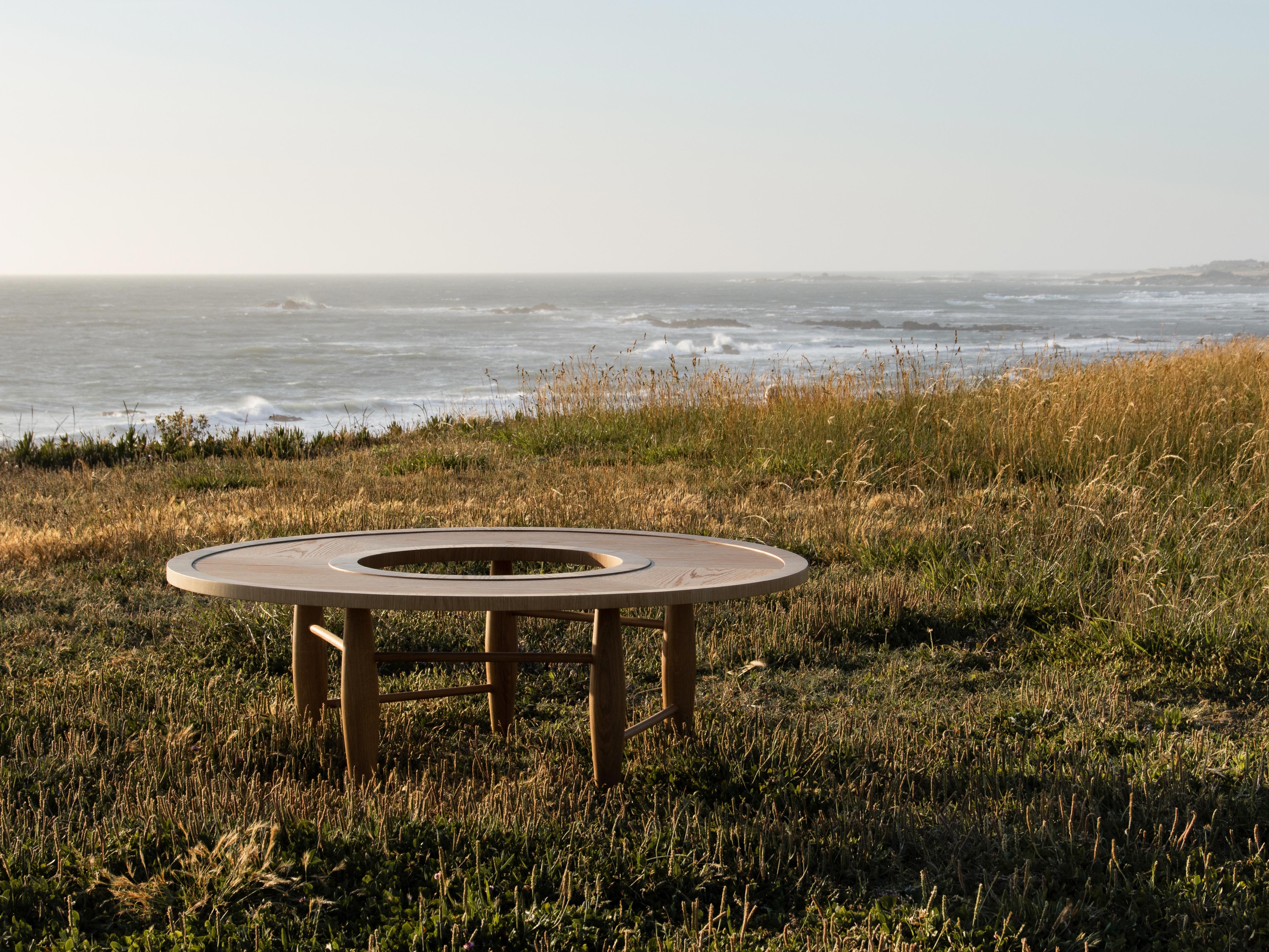 Kun Center Table - Round Oak Coffee Table with Nature-Inspired Curved Design For Sale 2
