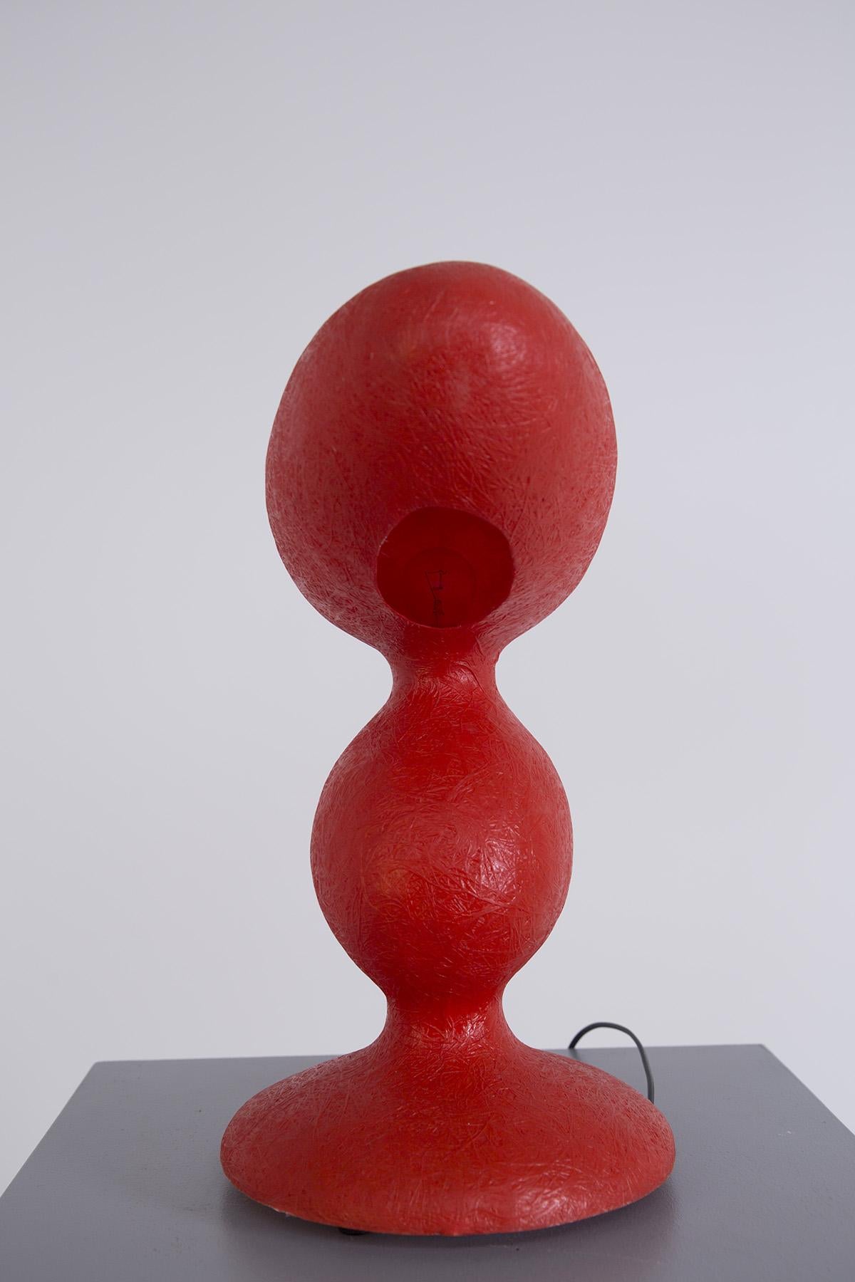 Stunning red sculptural table lamp, model Kundalini ETA designed by Guglielmo Berchicci for Kundalini Italian manufactory.
The beautiful lamp for its refined artistic aesthetic with the style of a free-flowing sculpture, has always been Berchicci's