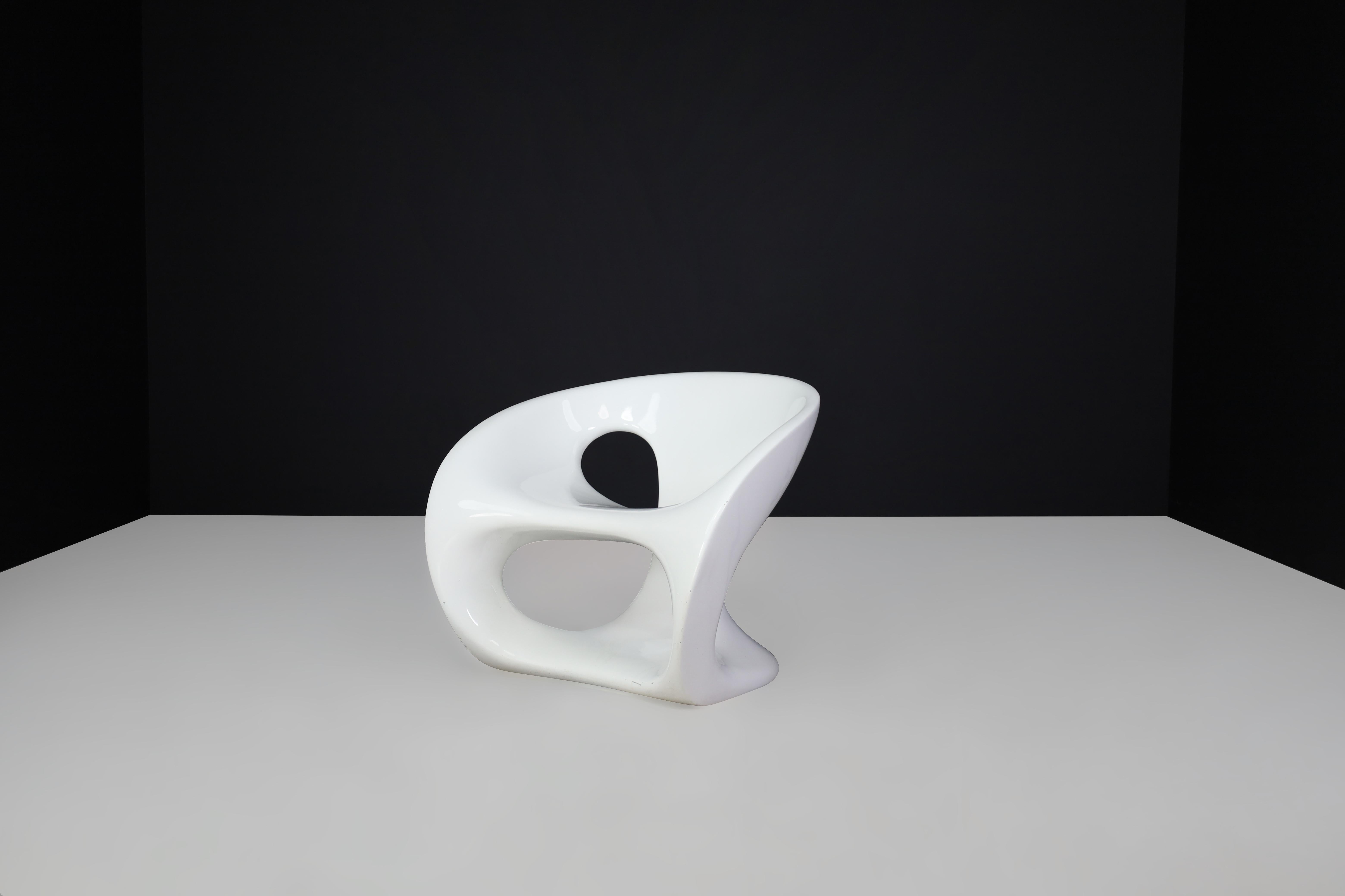 Kundalini Hara White Lacquered Fiberglass Outdoor Sculptural Chairs by Gurioli. In Good Condition For Sale In Almelo, NL