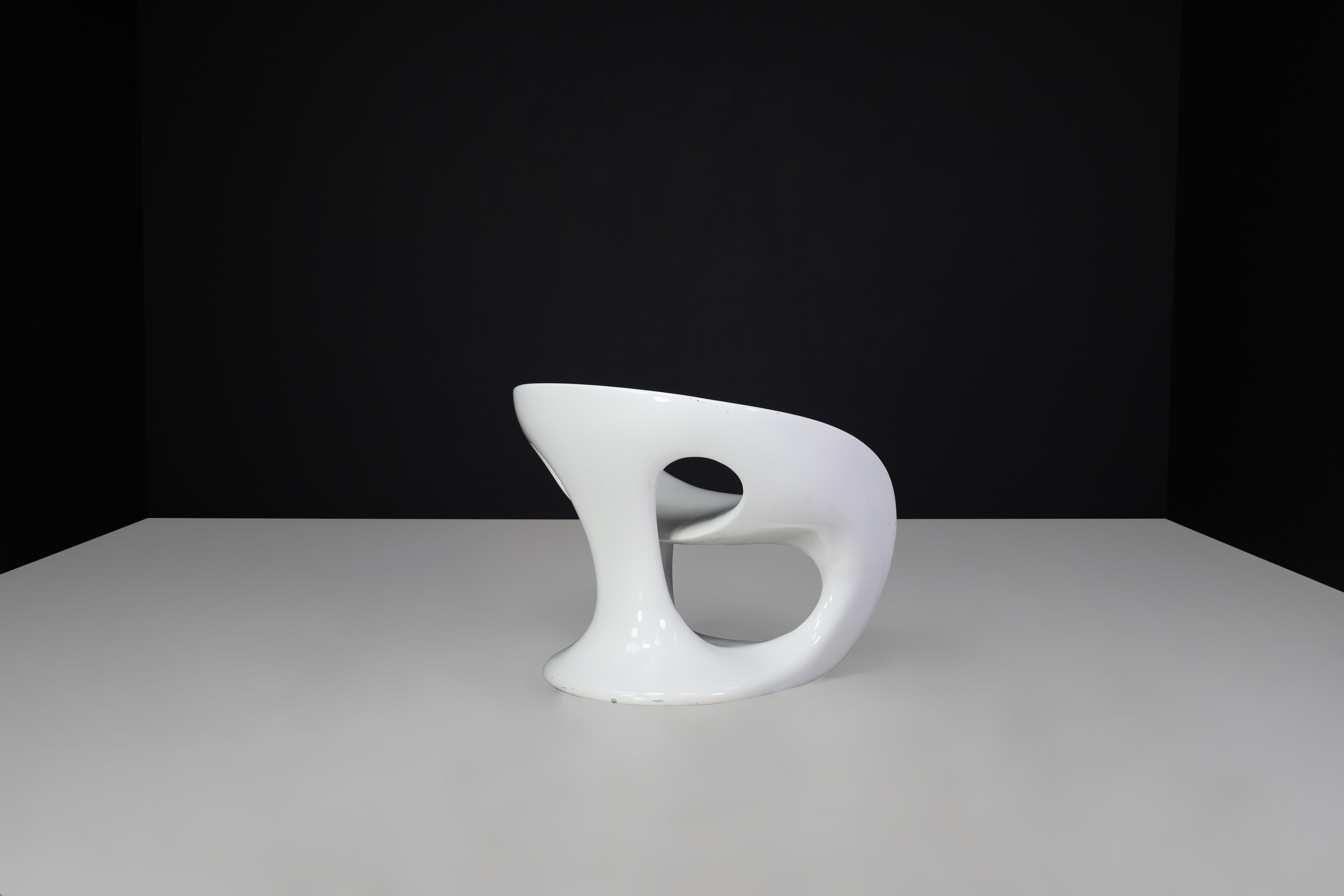 Contemporary Kundalini Hara White Lacquered Fiberglass Outdoor Sculptural Chairs by Gurioli. For Sale