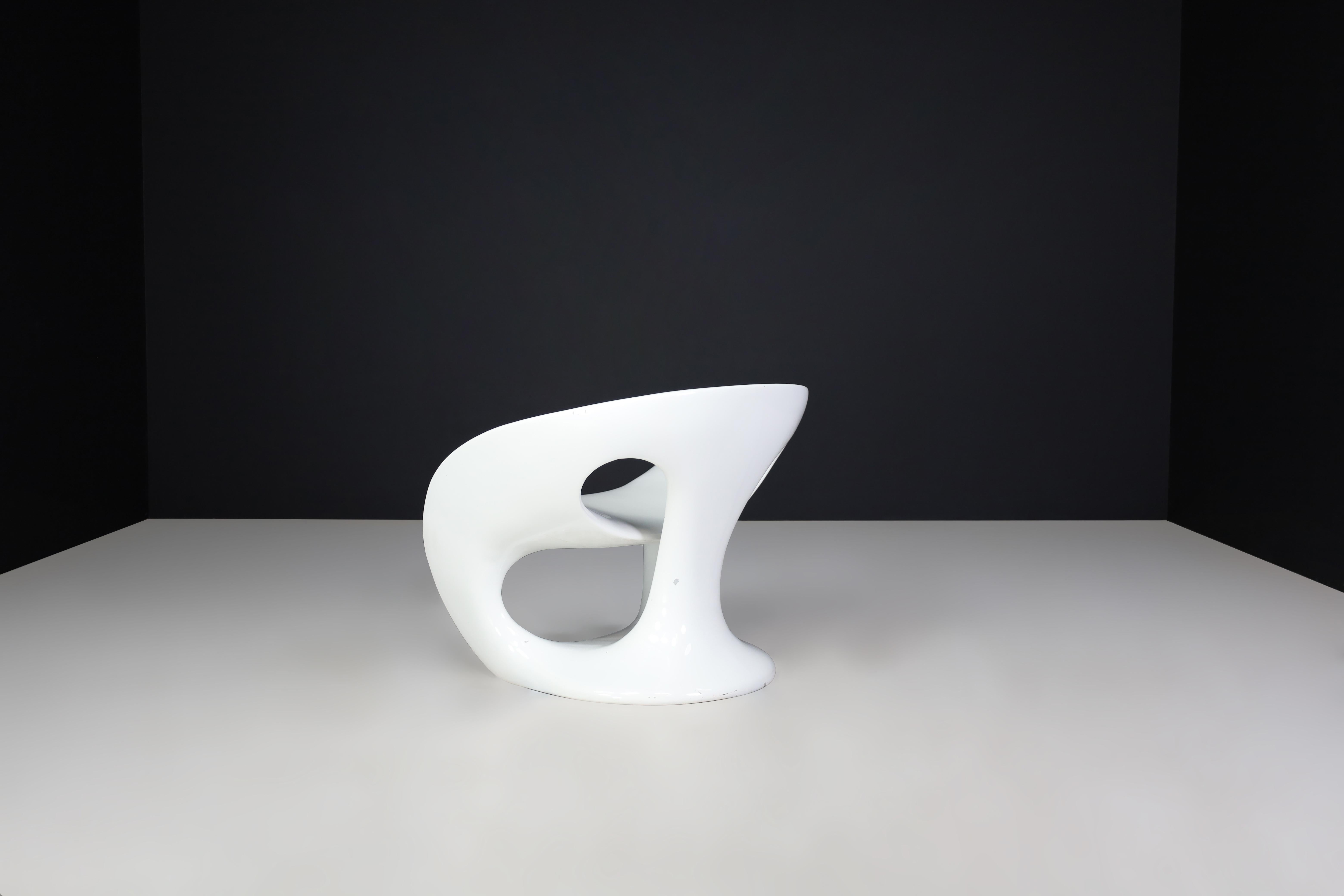 Kundalini Hara White Lacquered Fiberglass Outdoor Sculptural Chairs by Gurioli. For Sale 1