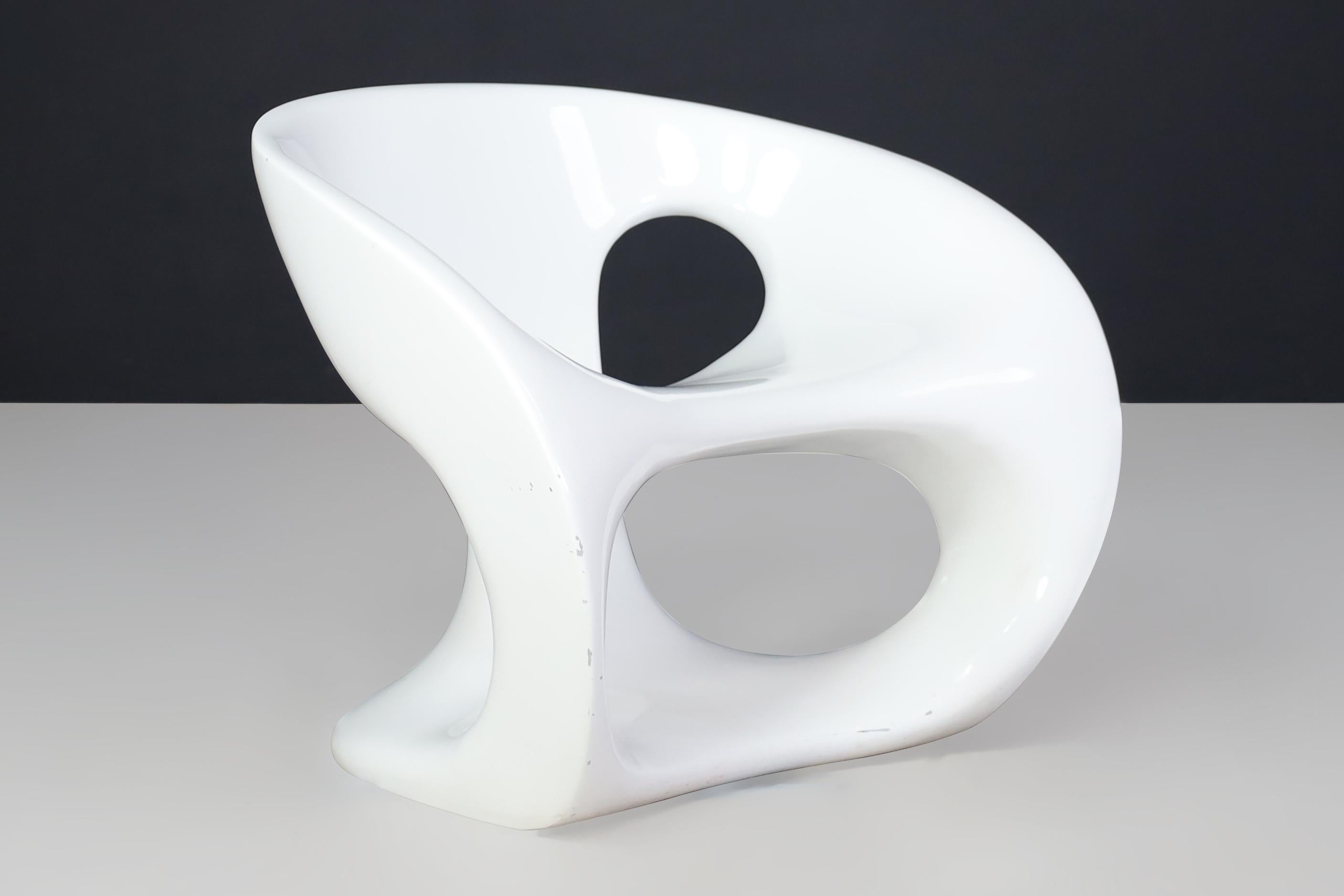 Kundalini Hara White Lacquered Fiberglass Outdoor Sculptural Chairs by Gurioli. For Sale 2