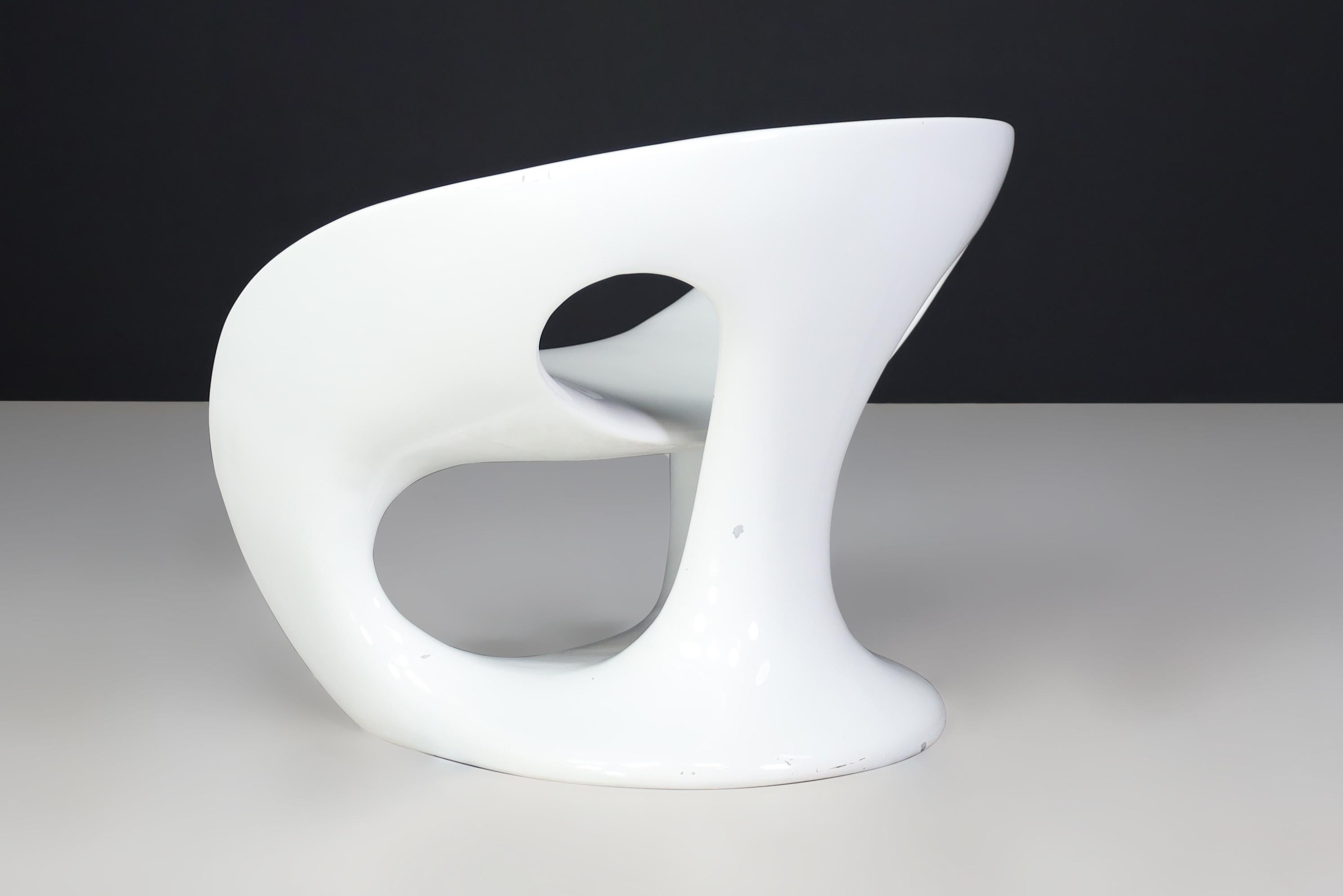 Kundalini Hara White Lacquered Fiberglass Outdoor Sculptural Chairs by Gurioli. For Sale 3