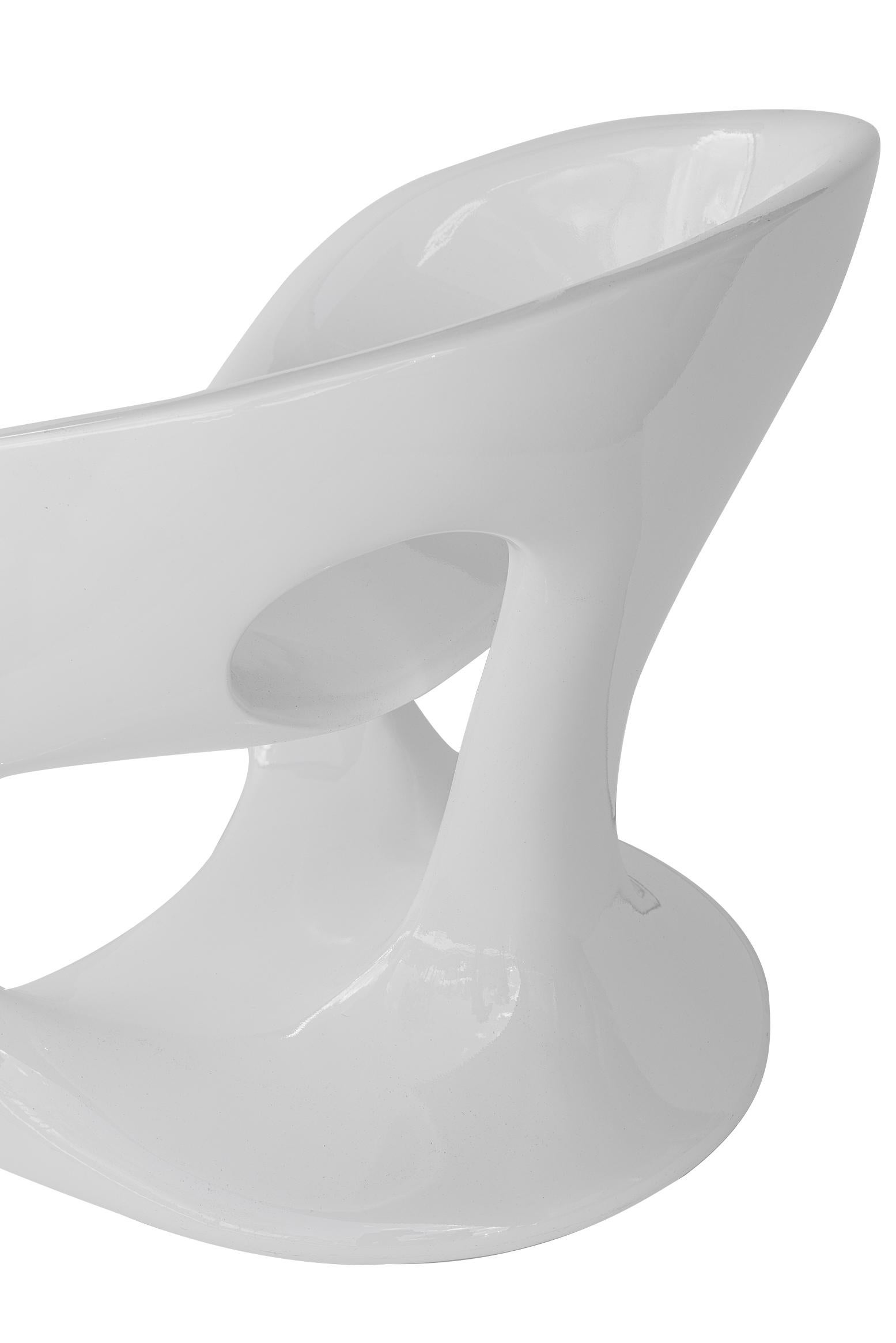 Kundalini Hara White Lacquered Fiberglass Outdoor Sculptural Chairs by Gurioli In Good Condition In North Miami, FL