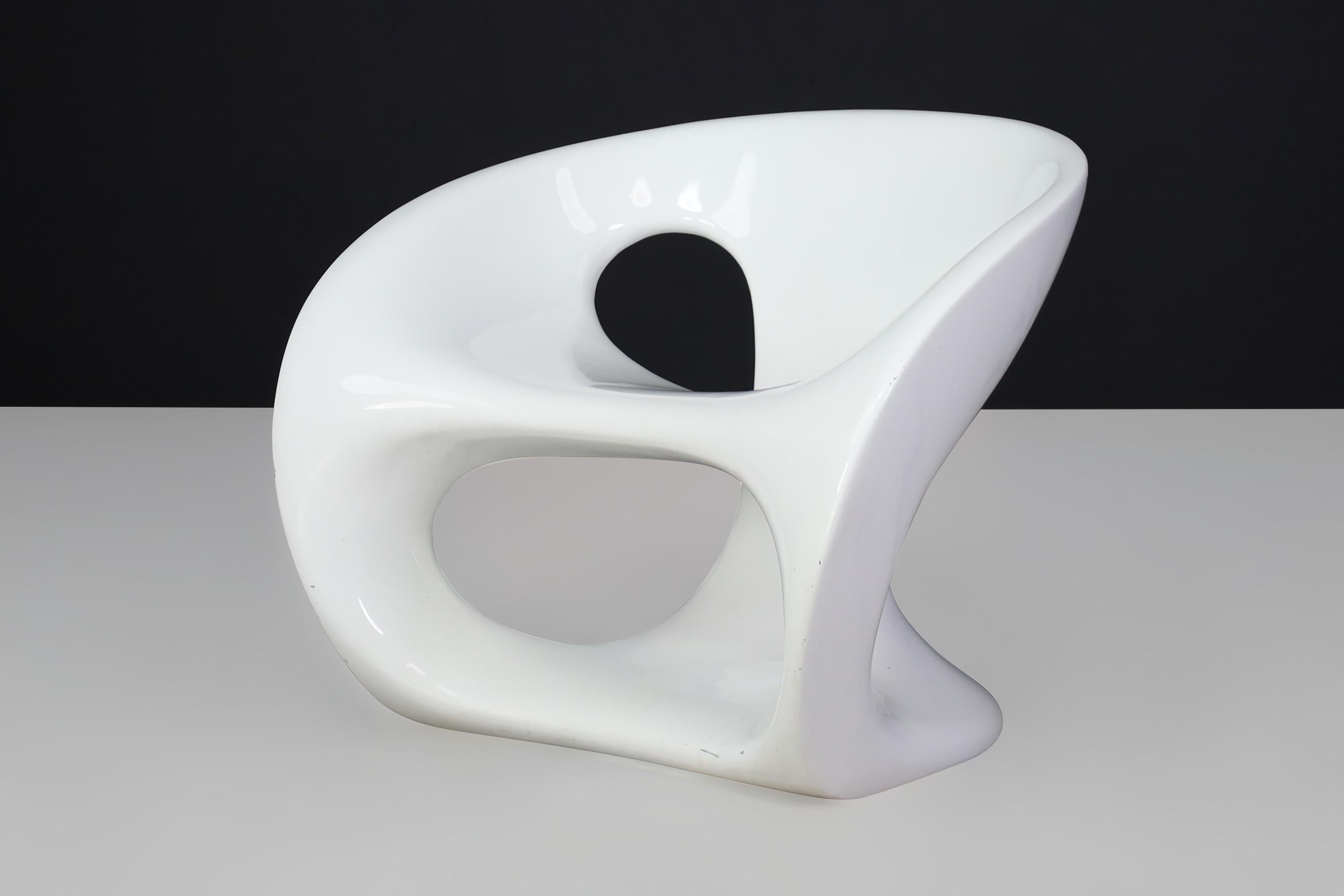 Kundalini Hara White Lacquered Fiberglass Outdoor Sculptural Chairs by Gurioli. For Sale 4