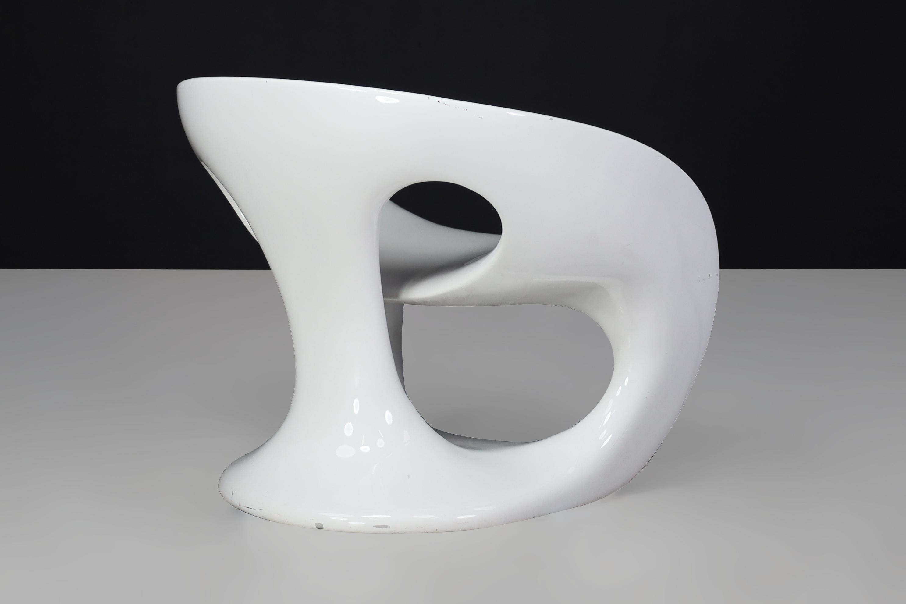 Kundalini Hara White Lacquered Fiberglass Outdoor Sculptural Chairs by Gurioli. For Sale 5