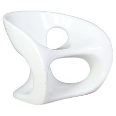 Sedie scultura da esterno in fibra di vetro laccata bianca Kundalini Hara di Gurioli.