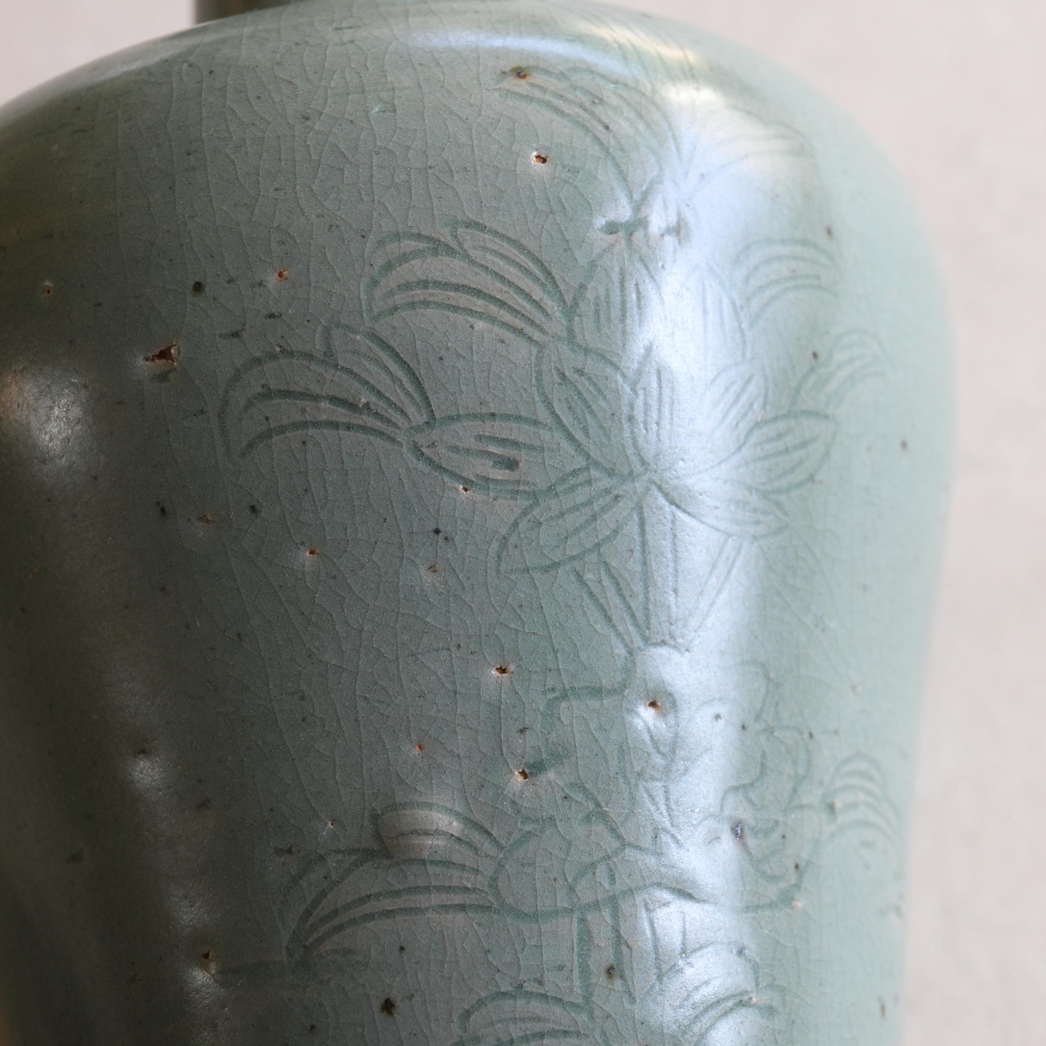 Kundika Bottle Celadon with Incised Flower / 12th Century / Korean Antique For Sale 6