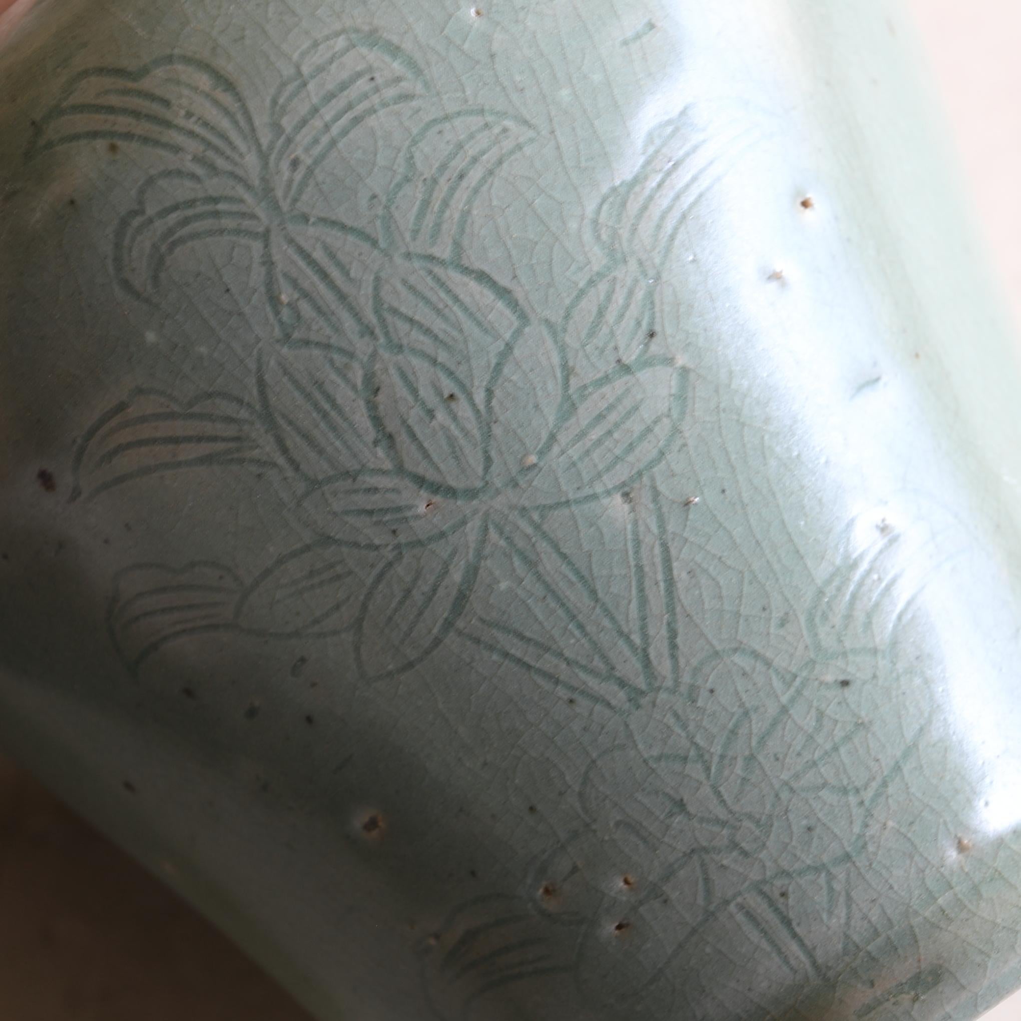 Kundika Bottle Celadon with Incised Flower / 12th Century / Korean Antique For Sale 8