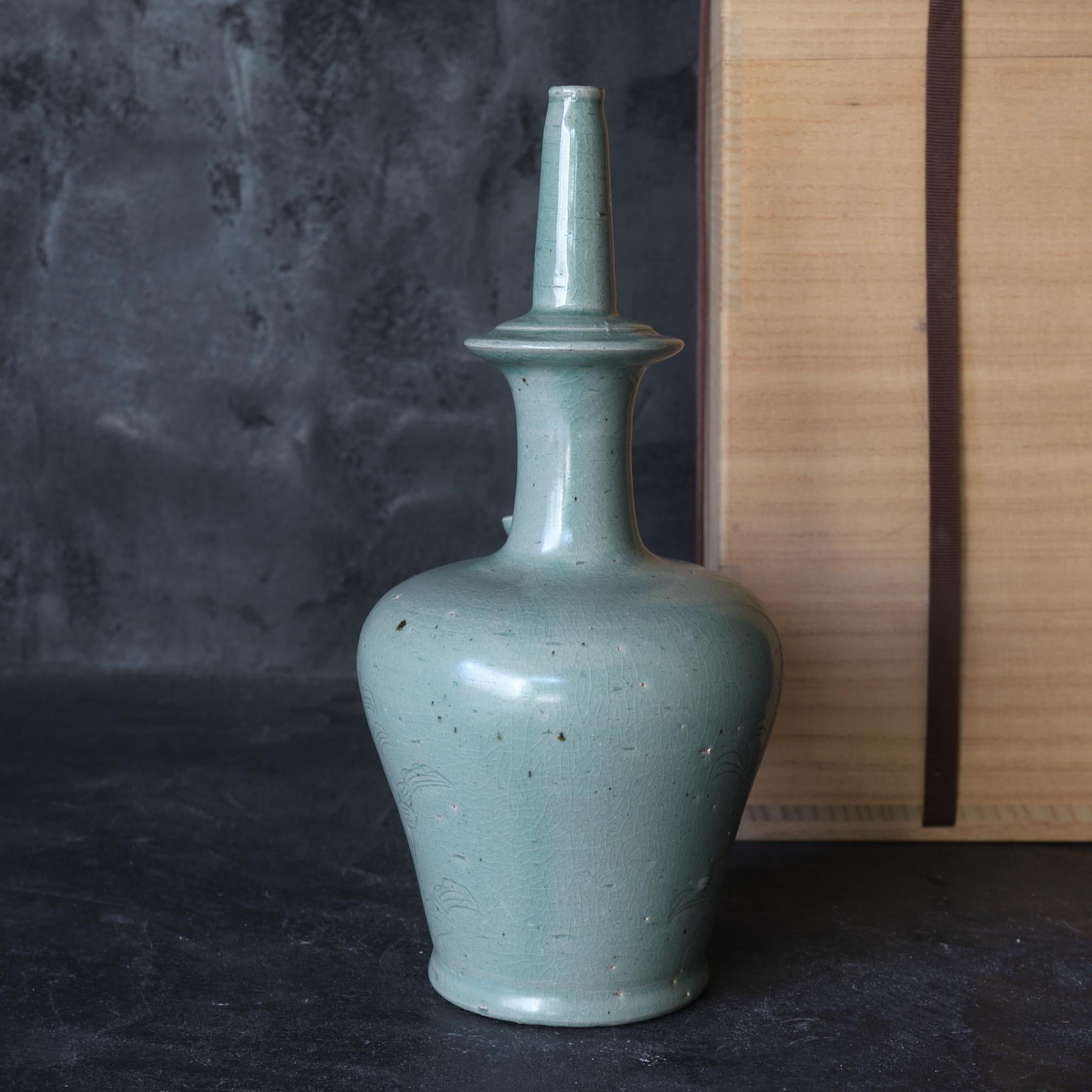 Kundika Bottle Celadon with Incised Flower / 12th Century / Korean Antique In Excellent Condition For Sale In Kyoto-shi, Kyoto