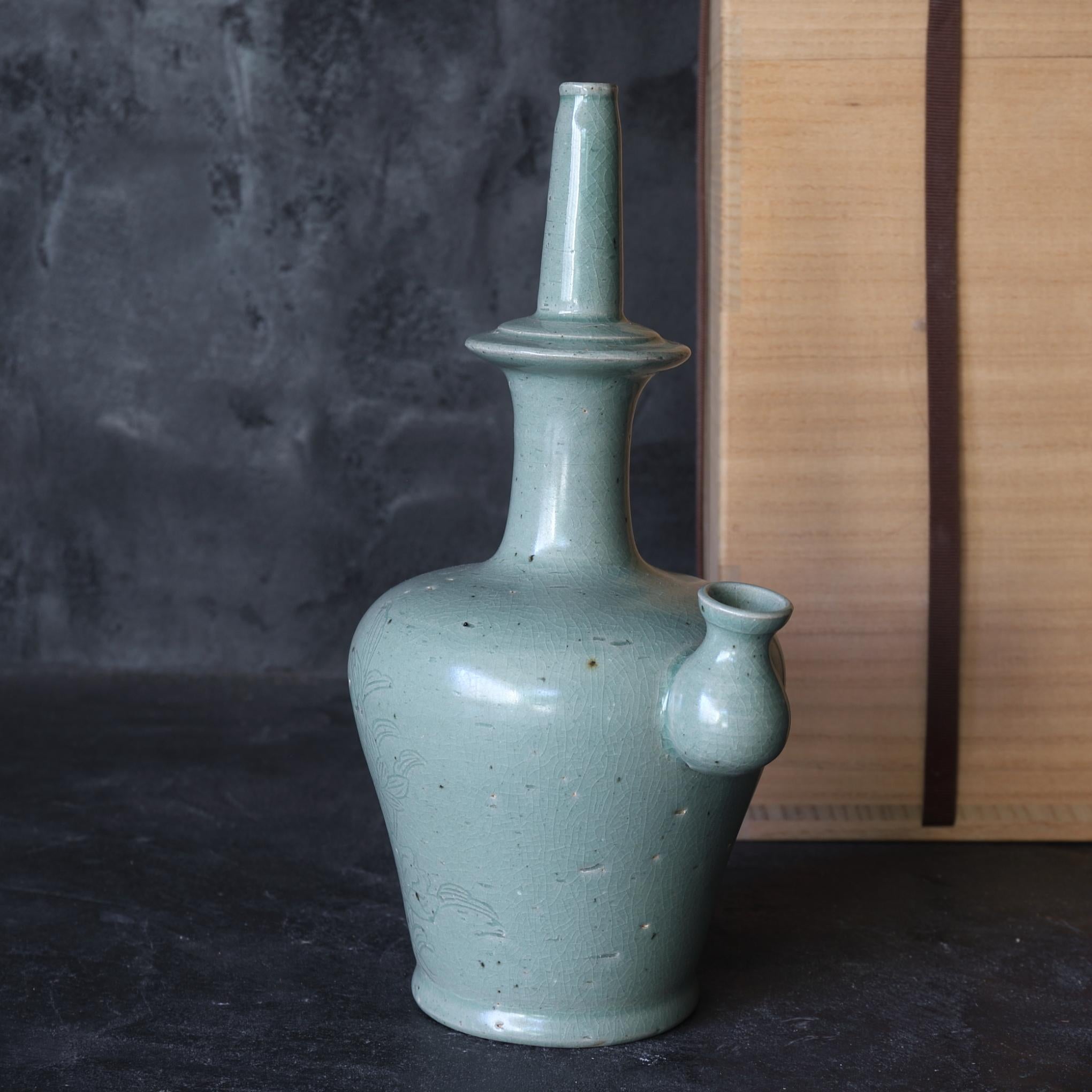 Kundika Bottle Celadon with Incised Flower / 12th Century / Korean Antique For Sale 1