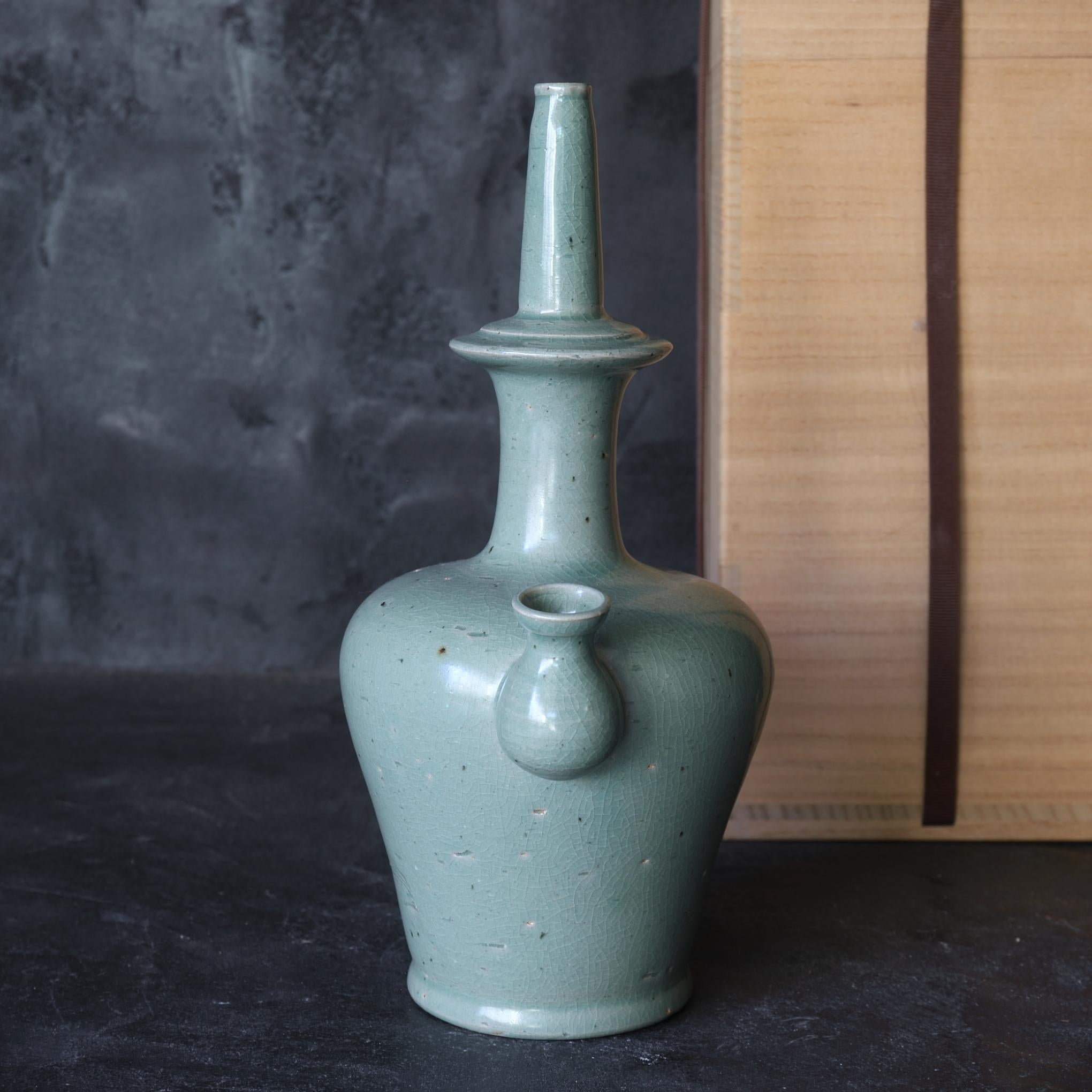 Kundika Bottle Celadon with Incised Flower / 12th Century / Korean Antique For Sale 2
