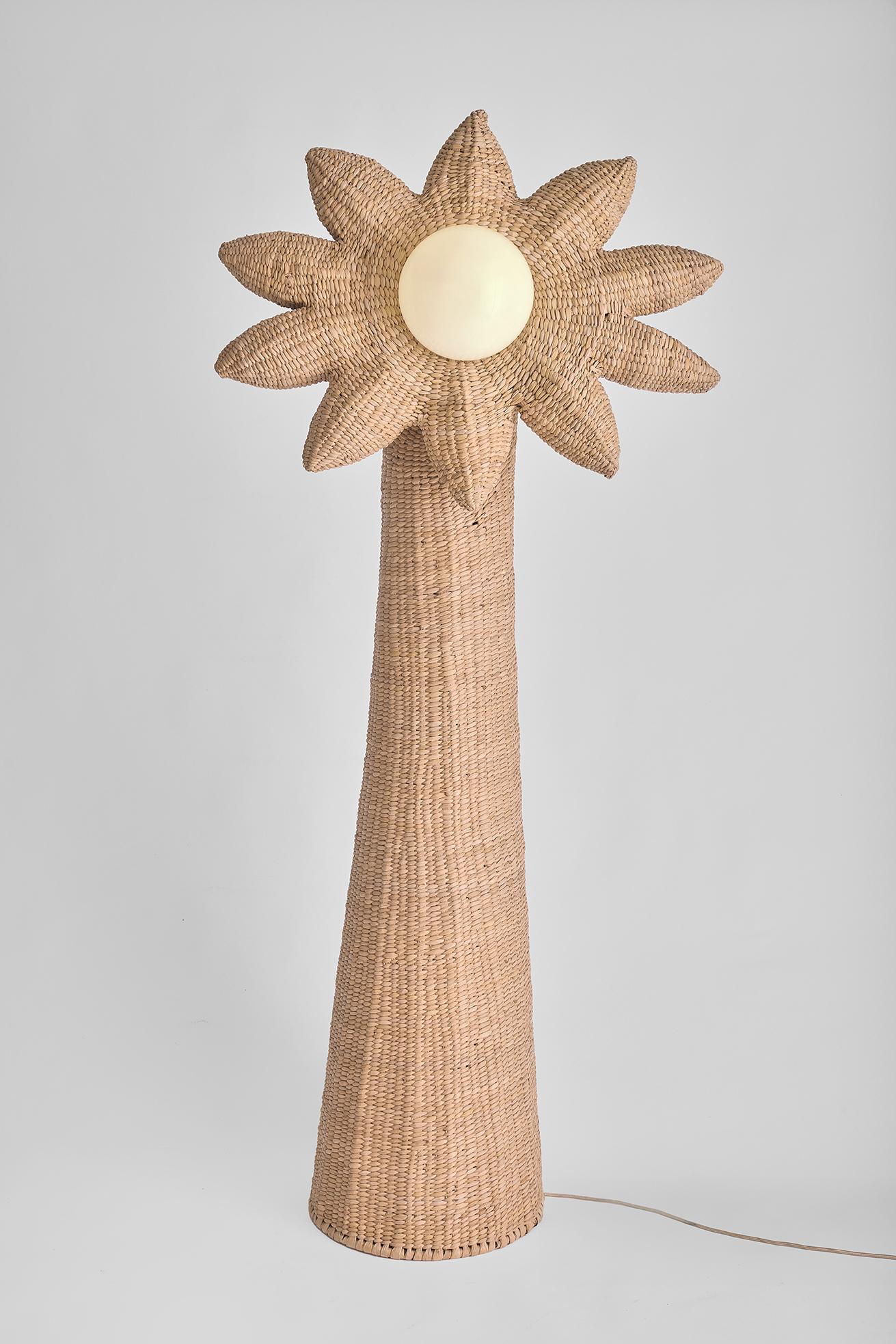 Lampadaire Kuni en métal et fibre Chuspata par Joyful Objects Yes !
Dimensions : D 40 x L 80 x H 180 cm.
MATERIAL : Fibre de métal chuspata.

Toutes nos lampes peuvent être câblées en fonction de chaque pays. Si elle est vendue aux États-Unis, elle